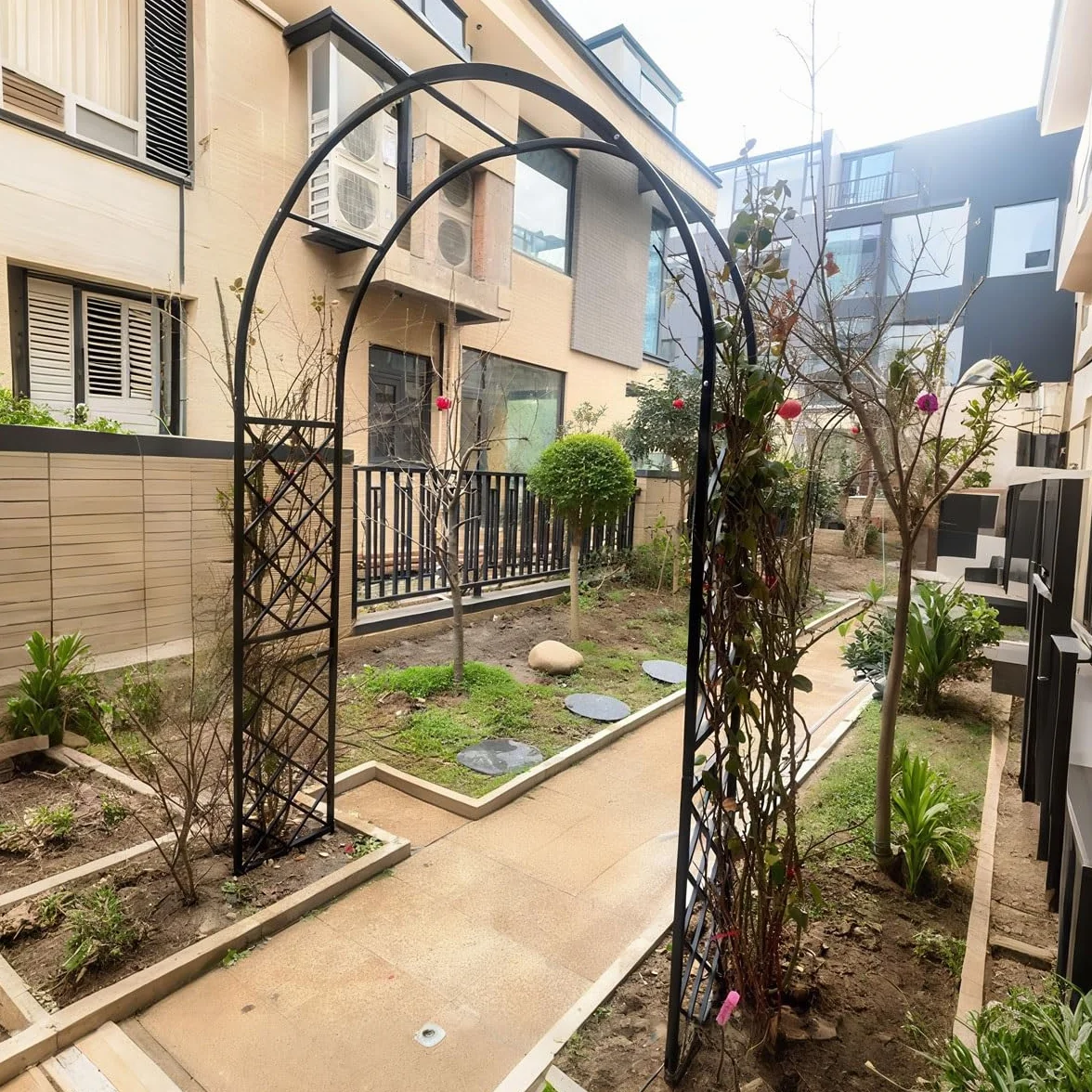 Nierdzewny metalowy łuk ogrodowy krata do roślin pnących na zewnątrz altana ślubna regulowana pergola (180-350 cm) do dekoracji patio i podwórka trwała i stylowa (brązowy szer. x wys.: 140 x 270 cm)