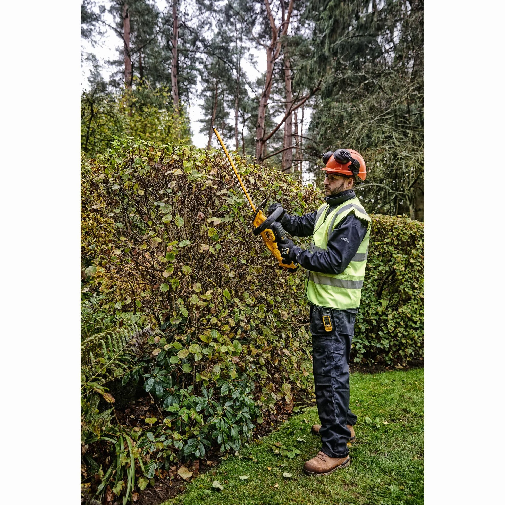 DEWALT Akumulatorowe nożyce do żywopłotu DCMHT563N (18 V, długość miecza 55 cm, grubość cięcia 25 mm, bardzo wytrzymała obudowa z tworzywa sztucznego Xenoy, w zestawie z futerałem na noże, dostawa bez akumulatora i ładowarki)