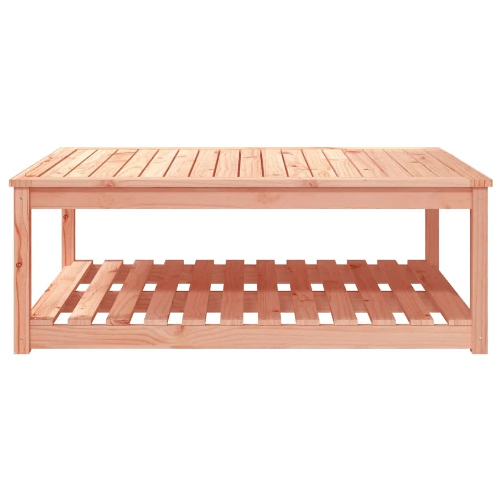 Masywny stół ogrodowy z drewna daglezji, 121 x 82 x 45 cm, ze stabilnym blatem i praktyczną półką na dodatkowe miejsce do przechowywania na tarasie lub w ogrodzie.