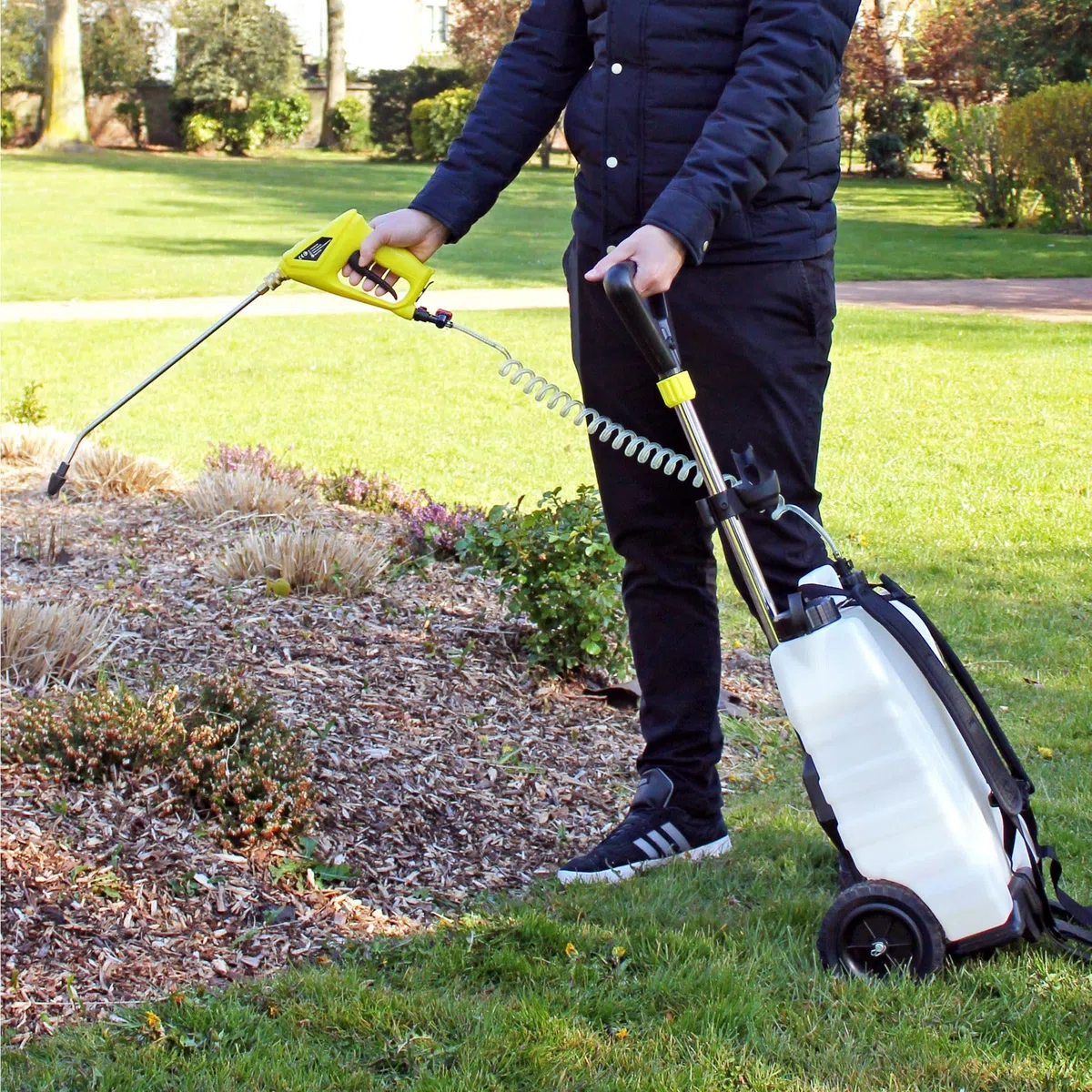 Elektryczny opryskiwacz na kółkach lub z tyłu z akumulatorem wielokrotnego ładowania – zbiornik 16 l – bateria litowo-jonowa – dysza 40 cm – elastyczny wąż