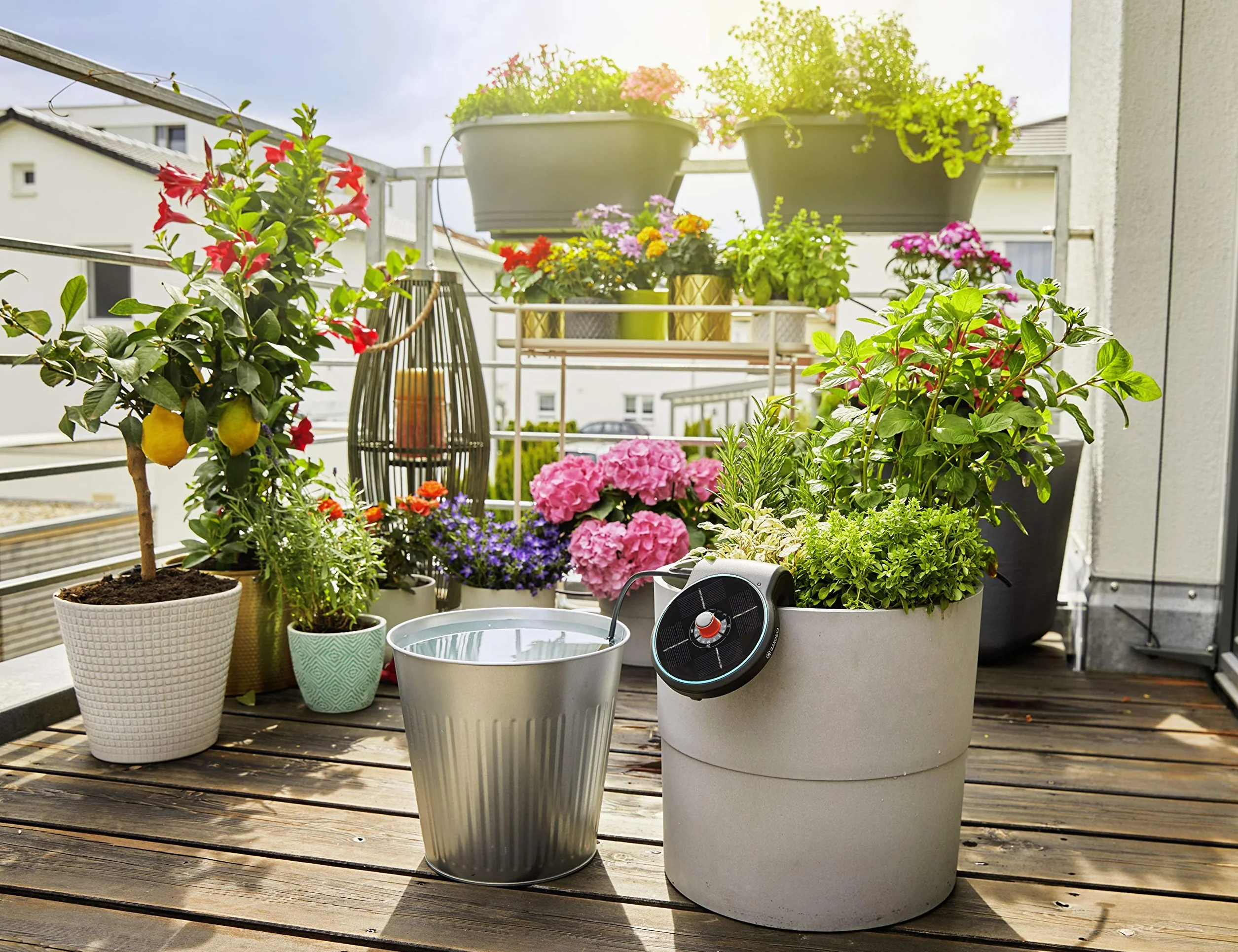 Gardena zestaw AquaBloom do nawadniania z wykorzystaniem energii słonecznej: zasilany energią słoneczną zestaw do nawadn. roślin na balkonie i w donicach, do 4 m wysokości, przez cały sezon (13300-20)