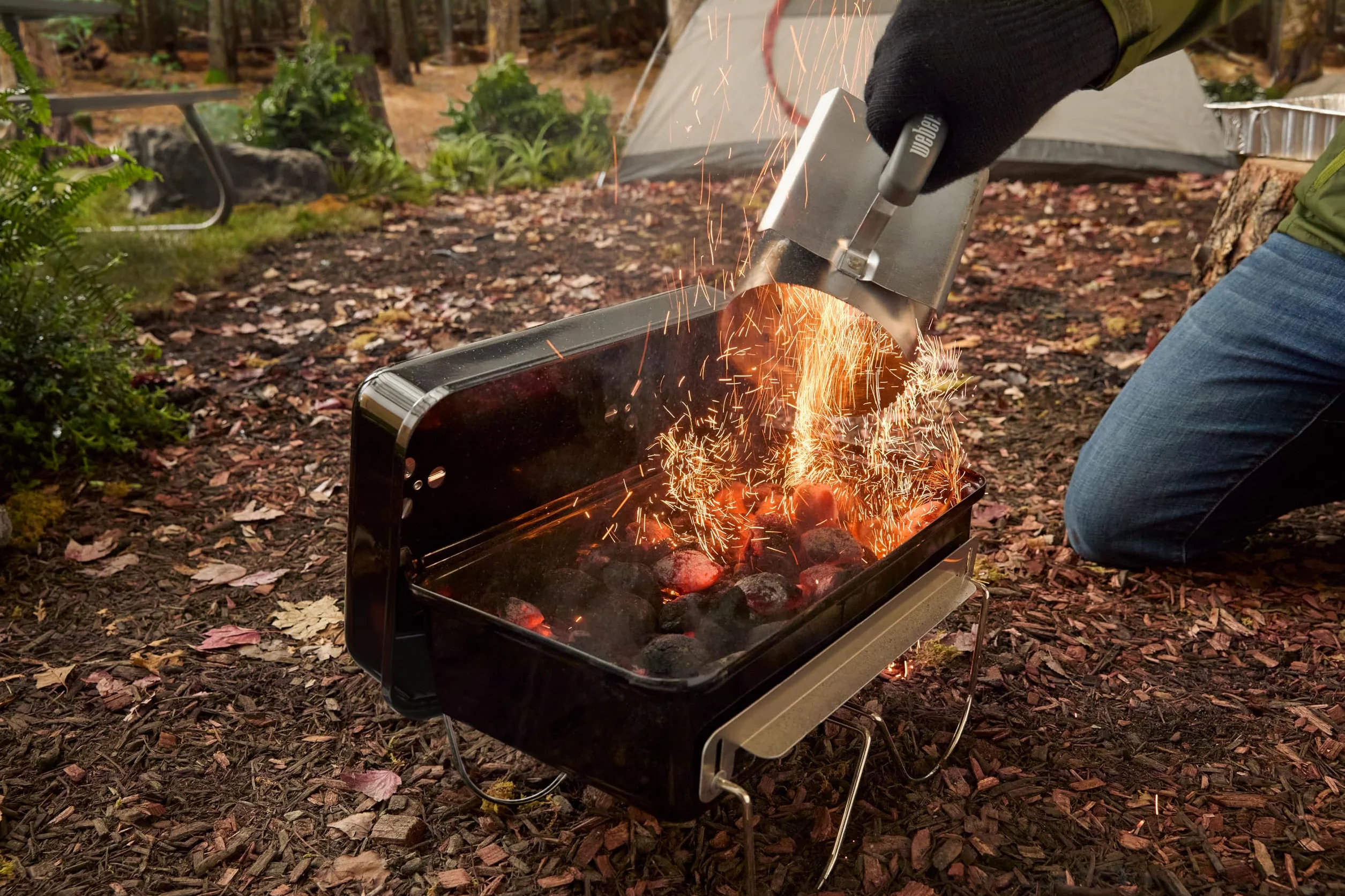 Weber Komin do Rozpalania - Mały (Wysokość 20cm), Kompaktow z Dwoma Uchwytami, Idealny do Wszystkich Grilli Węglowych o Średnicy Co Najmniej Ø 47cm, Pomoc w Rozpalaniu Węgla i Brykietów - (7447)
