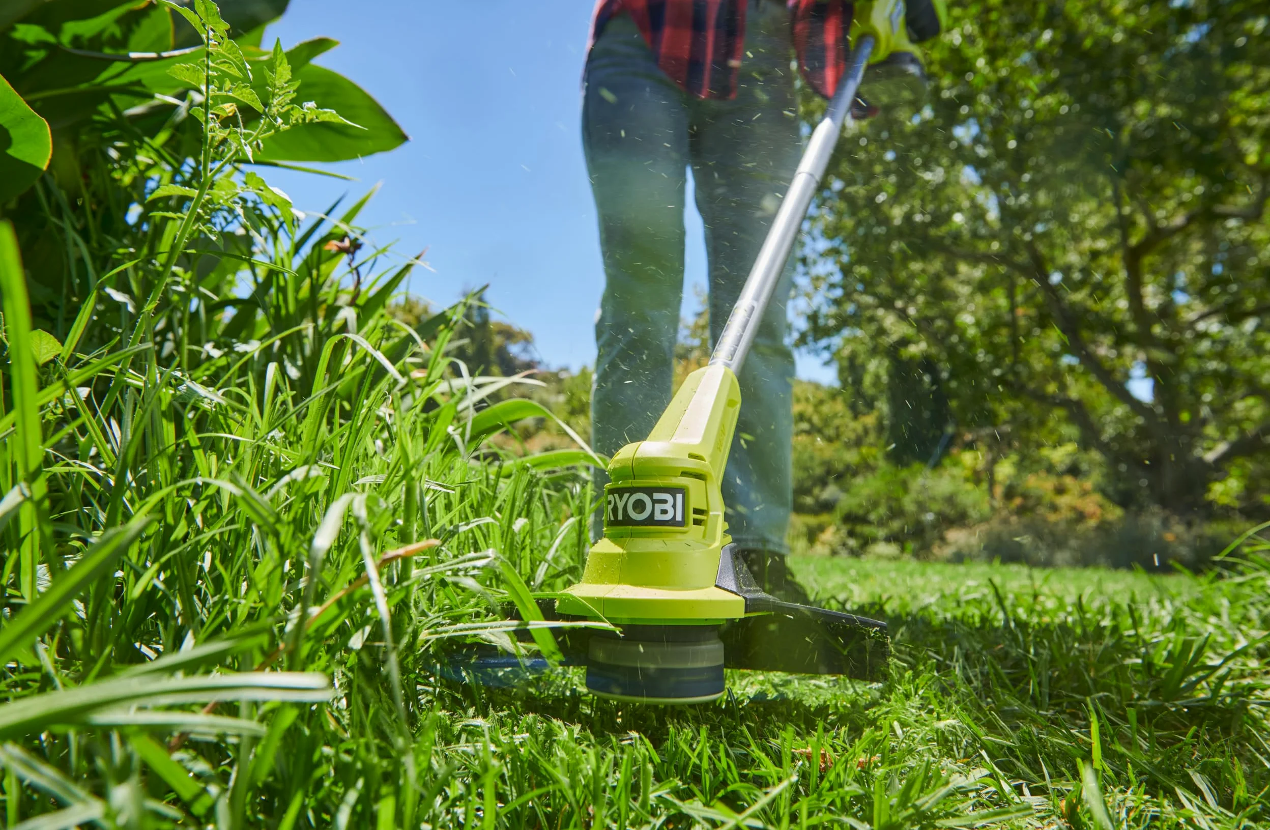 RYOBI 18 V ONE + akumulatorowa podkaszarka do trawy RY18LT23A-120P, szerokość cięcia 23 cm z nożem z tworzywa sztucznego, w zestawie 1 x 18 V 2,0 Ah akumulator litowy i ładowarka