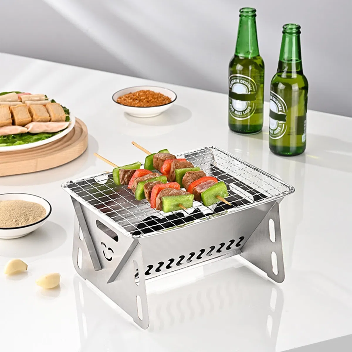 Wytrzymały przenośny grill na węgiel drzewny – lekki grill na świeżym powietrzu na kemping, do wędrówek, imprez na podwórku i podróży, idealny do użytku w ogrodzie i na patio