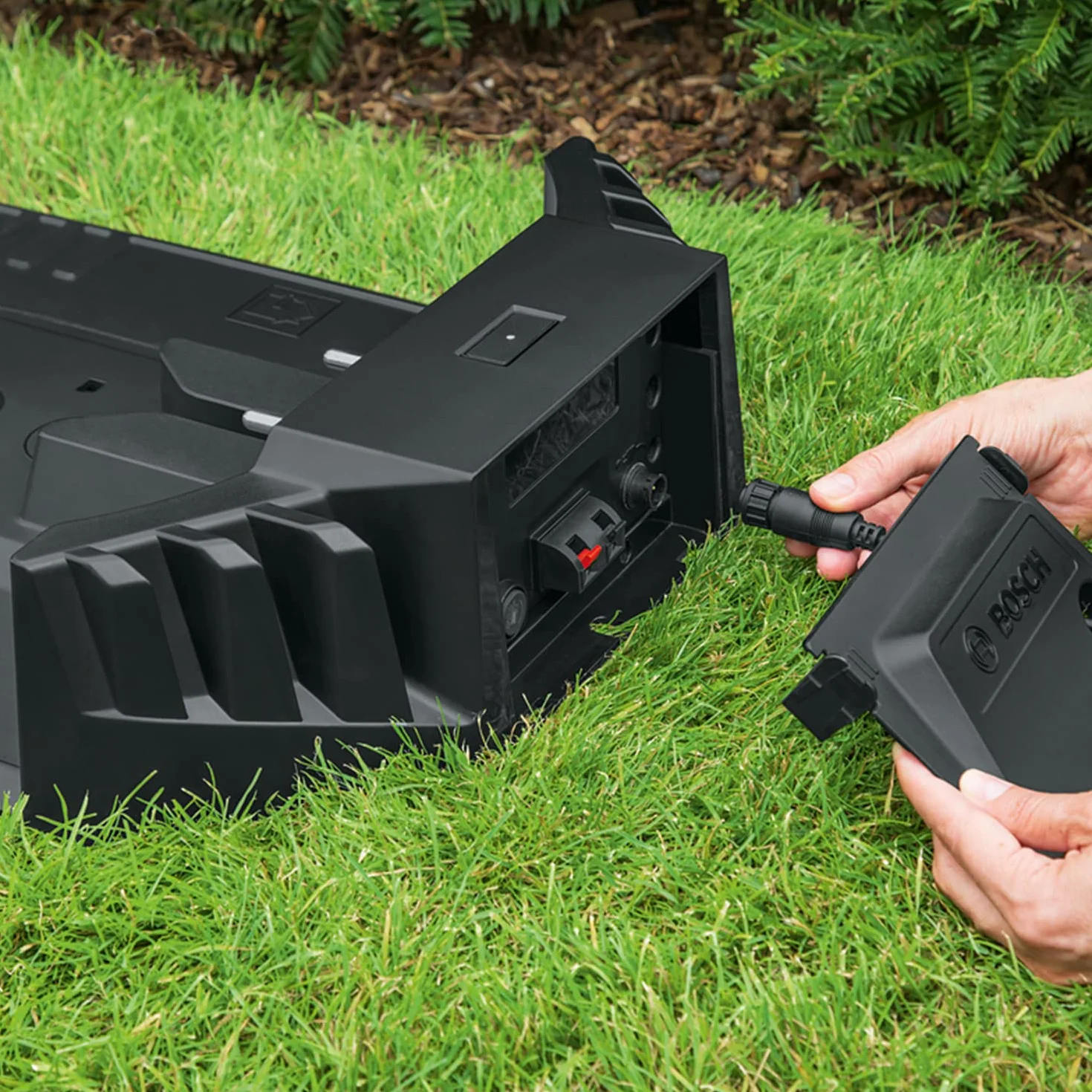 Bosch Home and Garden automatyczna kosiarka trawnikowa Indego S+ 500 (z akum. 18V i funkcją aplikacji, stacja ładująca w zestawie, szer. koszenia 19cm, do trawników o powierzchni do 500m², w kartonie)