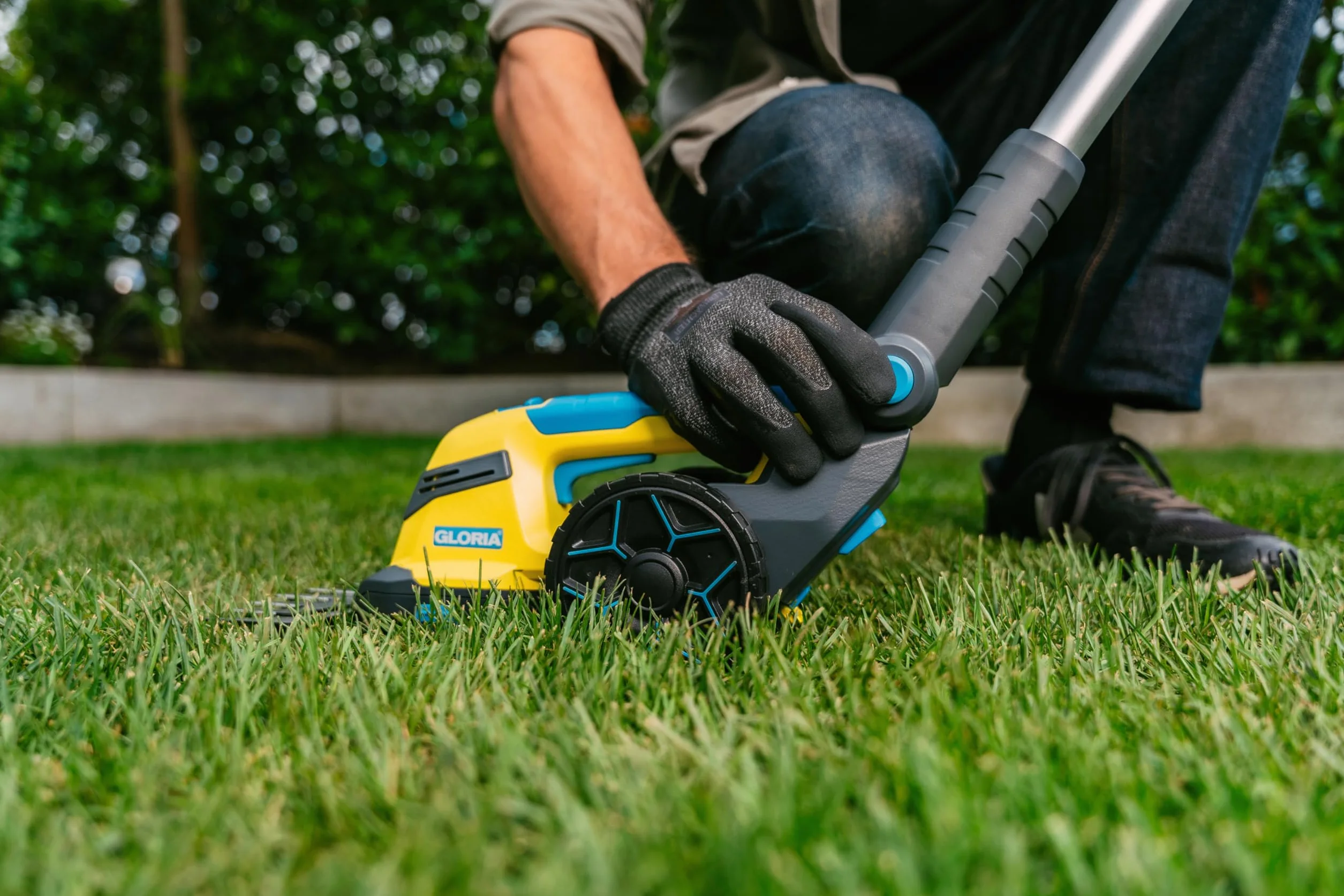 GLORIA FineCut 18 V compact Drive&Cut | przedłużenie uchwytu do nożyc do trawy i krzewów Gloria | ergonomiczny miękki uchwyt | chroni plecy | regulowany kąt roboczy | płynnie pracujące koła