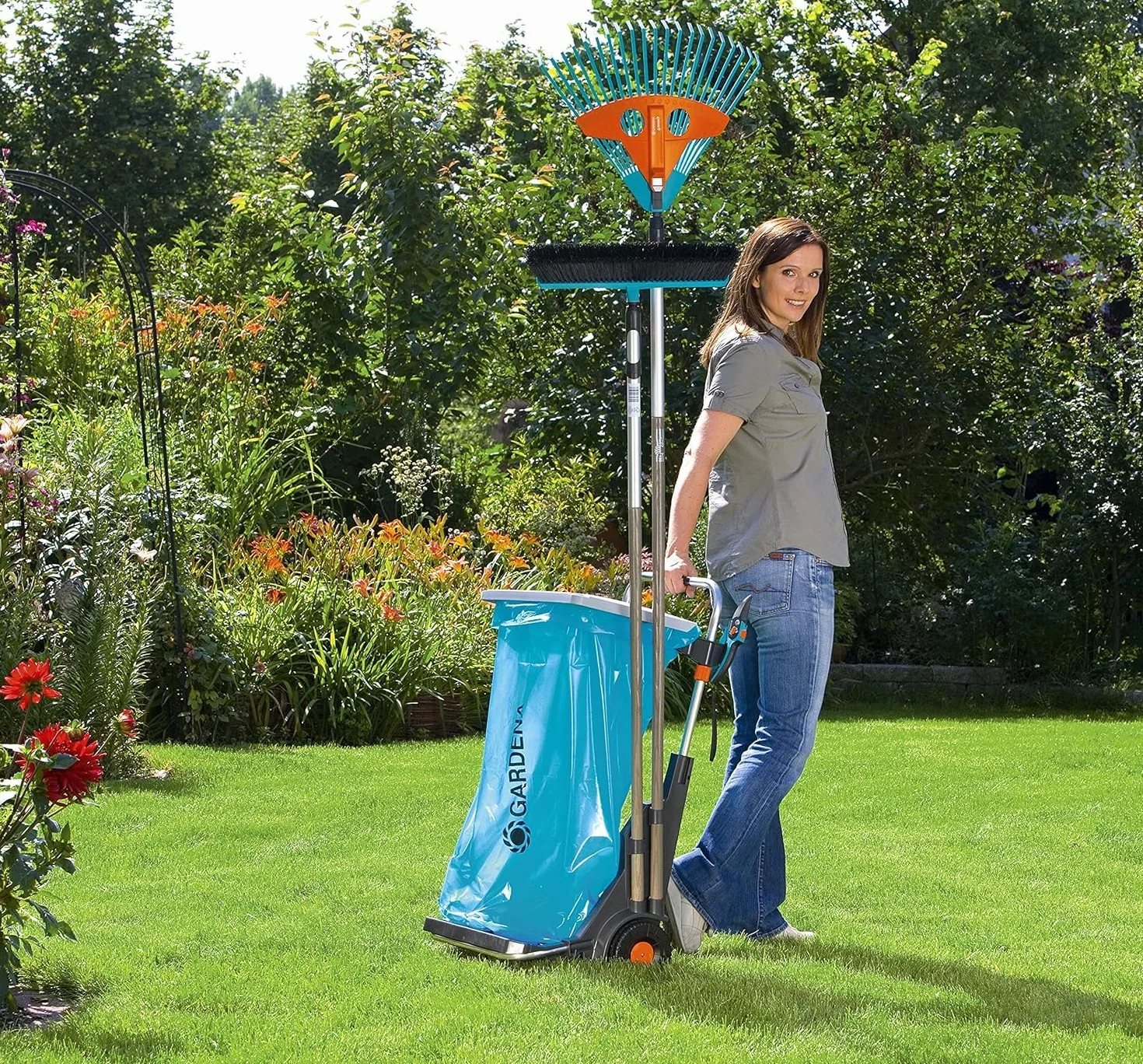 Gardena wózek ogrodowy: uniwersalny wózek transportowy do użytku w ogrodzie, funkcja wózka taczkowego, koła nieniszczące trawnika, z pokrywą i workiem na śmieci (232-20)