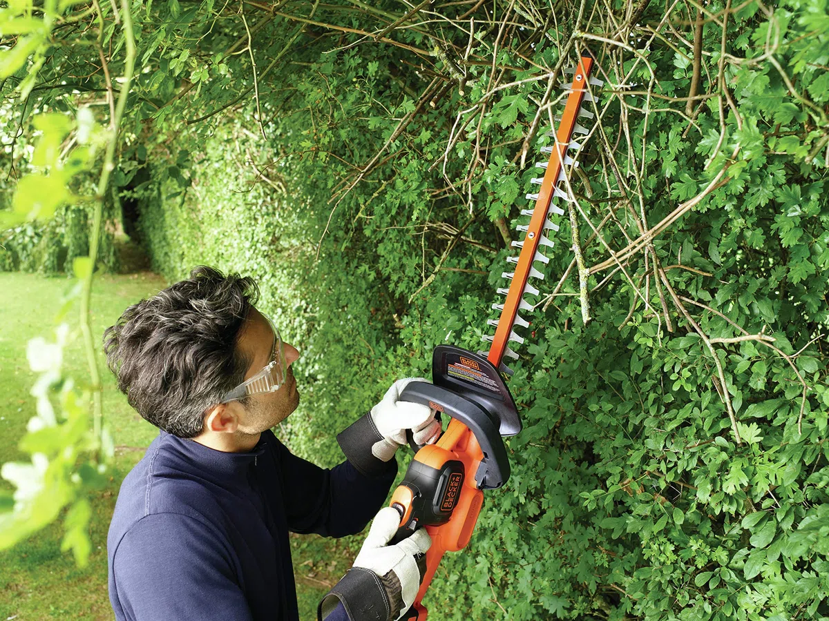 Black+Decker GTC18504PC akumulatorowe nożyce do żywopłotu (18 V, 4,0 Ah, funkcja zapobiegająca blokowaniu, długość miecza 50 cm, grubość cięcia 18 mm, do średnich żywopłotów)
