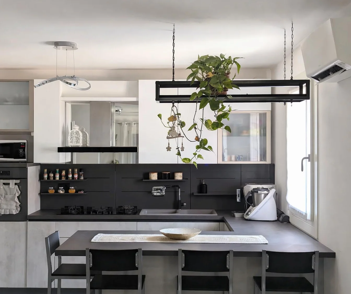 yelloo - Wisząca półka sufitowa z łańcuchami, idealna do stojaków na kwiaty, rośliny wewnętrzne i zewnętrzne, klasyczny i elegancki design do domu, balkonu (FLOWERS czarny/czarny, 115 cm)