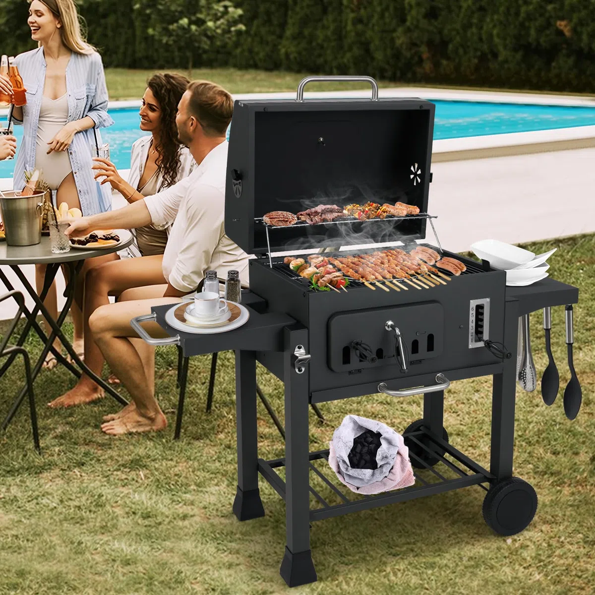 GOPLUS Grill na węgiel drzewny, grill węglowy z kółkami, uchwyty, ruszt do grillowania, blacha do pieczenia i 6-stopniowa regulacja misy na węgiel, wózek z metalu, grill stojący z pokrywką, grill