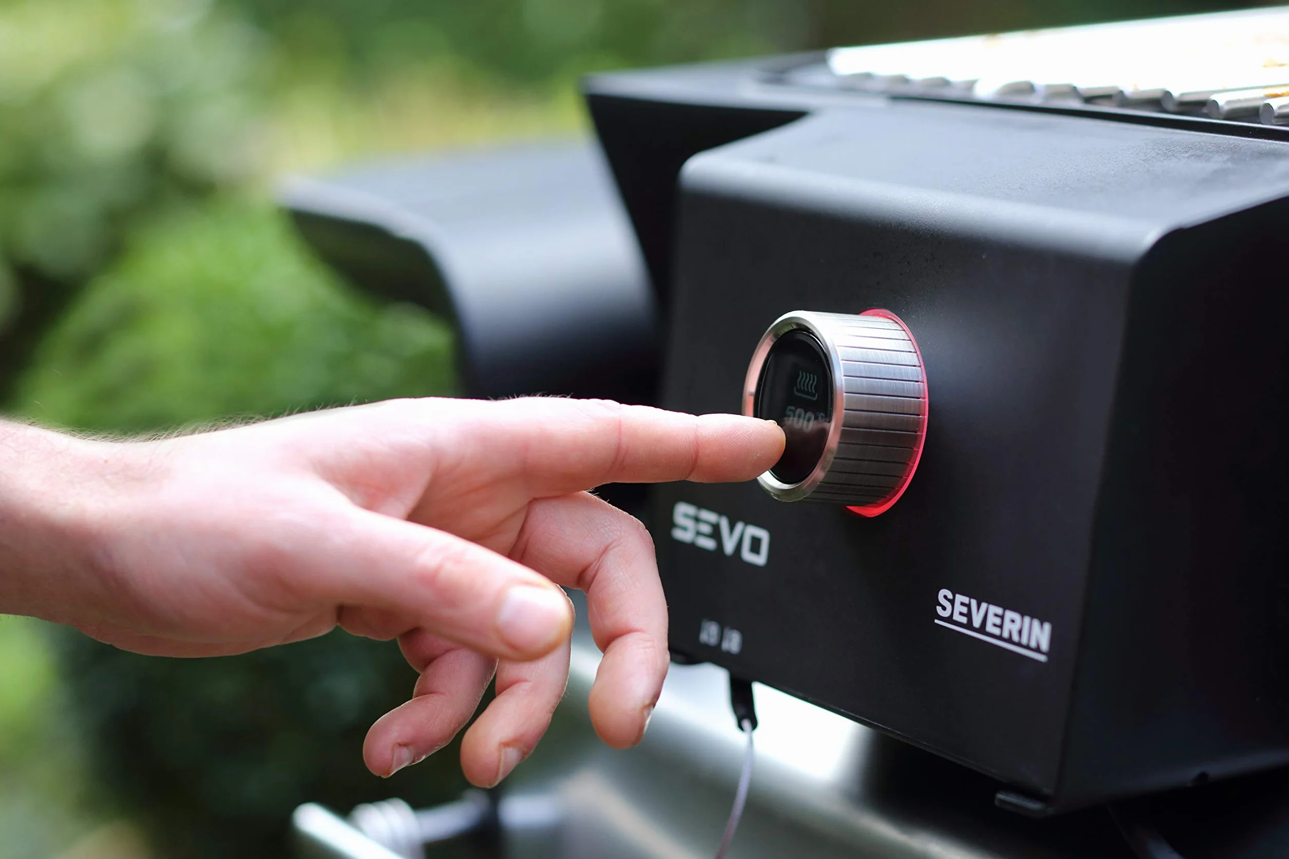 SEVERIN SEVO GT grill elektryczny z pokrywą do wnętrz i na zewnątrz, grill stołowy z szybkim startem do 500°C, grill balkonowy z opcją powolnego gotowania, stal nierdzewna/czarny, PG 8106