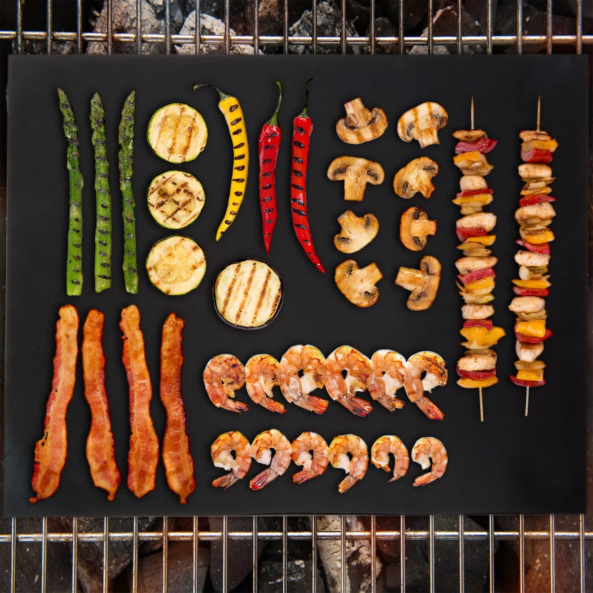 18-częściowy zestaw akcesoriów do grilla – 15 narzędzi do grillowania ze stali nierdzewnej z torbą do przenoszenia i 2-pak nieprzywierających mat do grillowania wielokrotnego użytku firmy Home-Complete