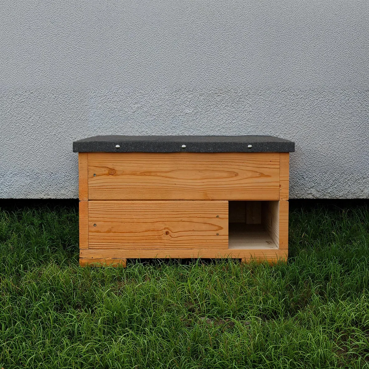 QLS Drewniany domek dla jeża 45 x 45 cm z dachem naturalny | Impregnowana konstrukcja z desek 2 cm, wysokość 27 cm, wejście 11 x 11 cm. Bezpieczne schronienie