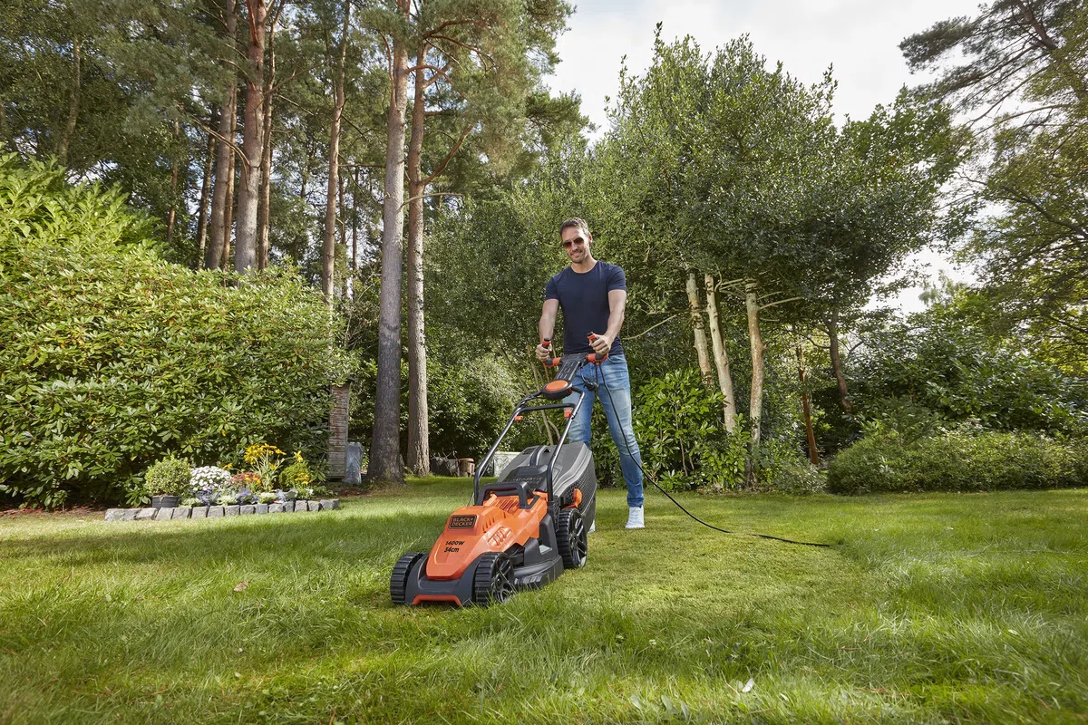 BLACK+DECKER Kosiarka przewodowa 1400W, elektryczna kosiarka 34 cm, 6 regulowanych wysokości 20, 30, 40, 50, 60 i 70 mm, kosiarka z 3-pozycyjnym uchwytem EASYSTEER BEMW461ES-QS