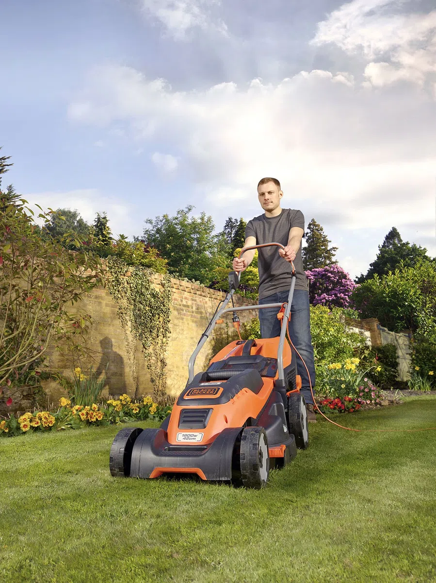 Black+Decker 1800 W Edge-Max EMAX42 elektryczna kosiarka do trawy, szerokość cięcia 42 cm, technologia E-Drive i funkcja Compact & Go, czarno-pomarańczowa