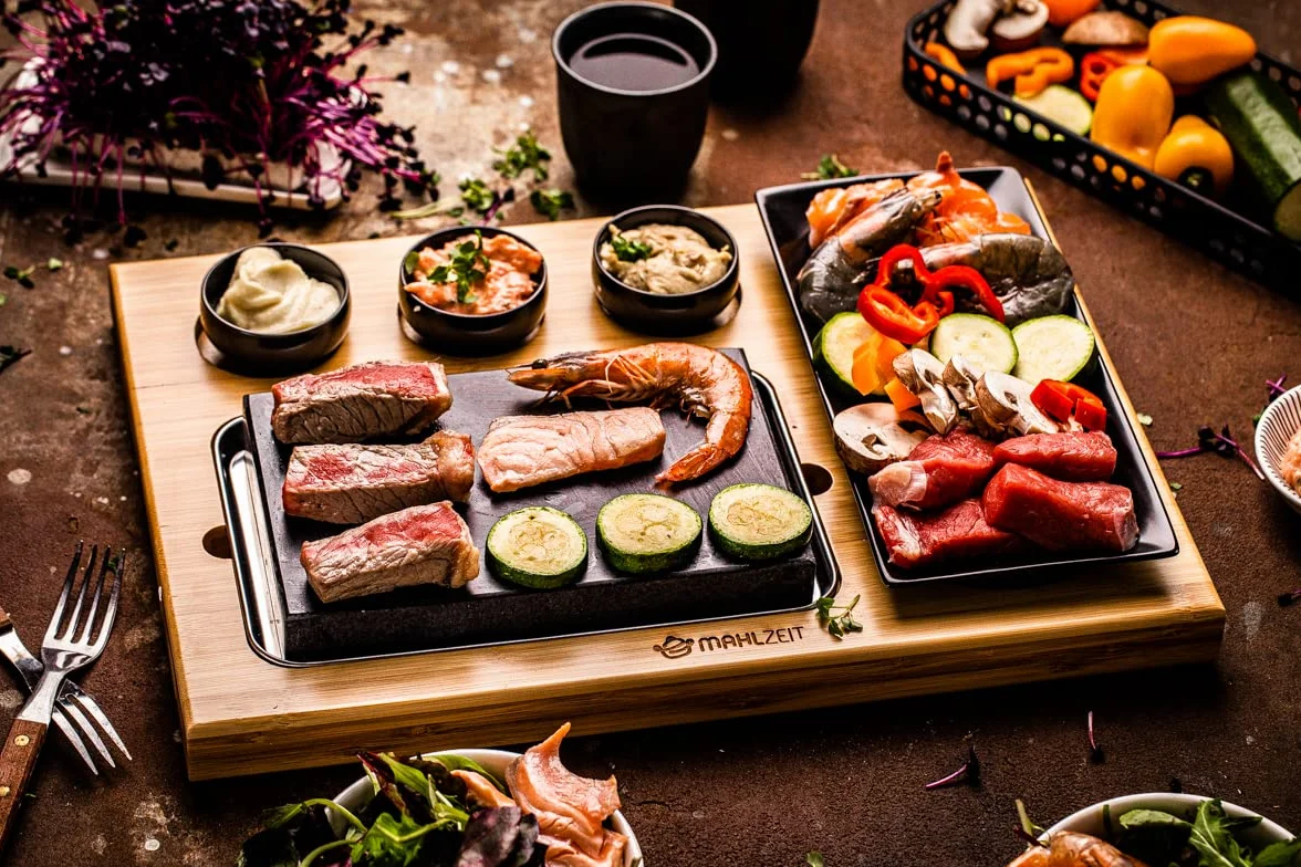 Mahlzeit Zestaw z kamieniem lawowym, gorący kamień z talerzem i drewnianą deską bambusową, do grillowania steków (7-częściowy)