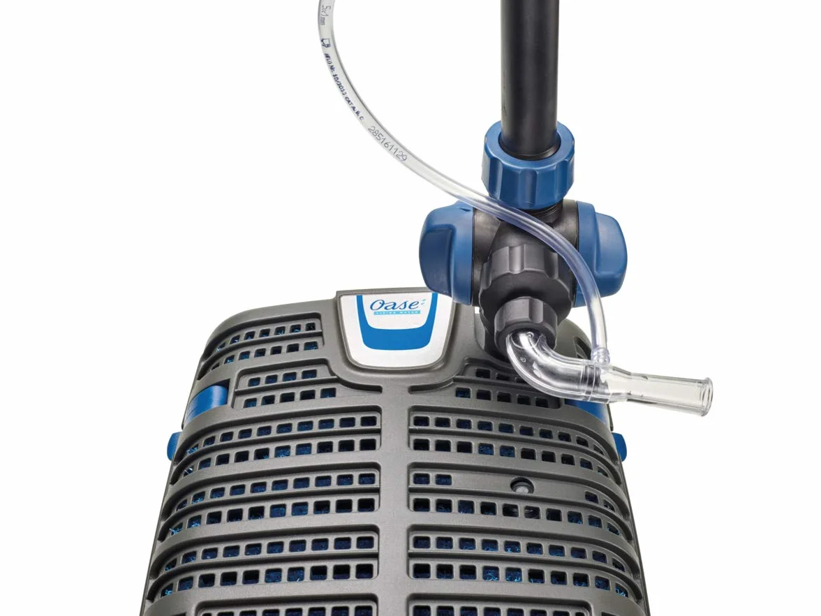 OASE 70233 Filtral UVC 1500 - filtr podwodny, oczyszczacz stawu, fontanna wodna, w zestawie 3 nasadki fontanny do różnych wariantów zabaw wodnych, do stawów do 1,5 m³, czarny