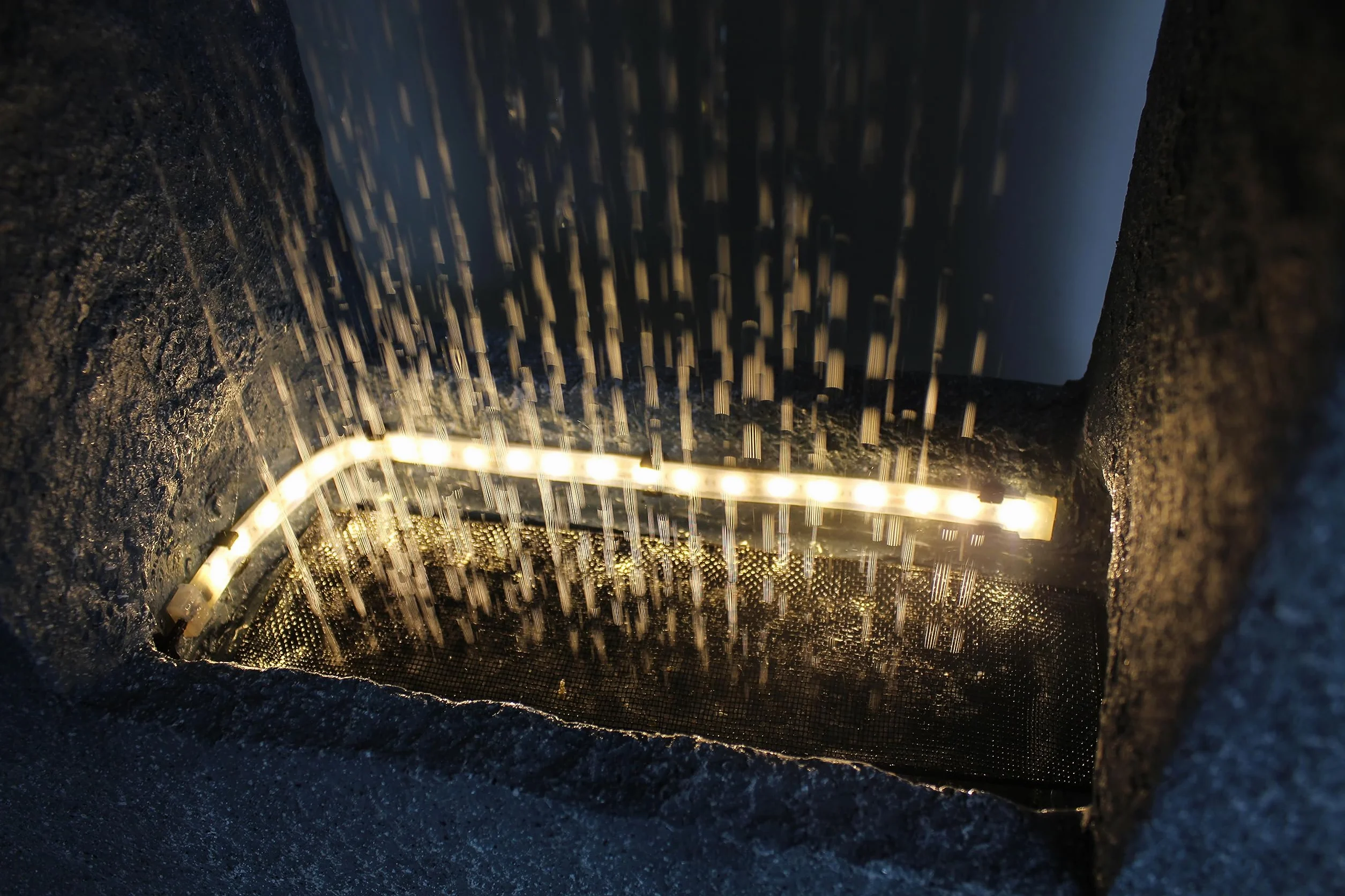 Fontanna ogrodowa z oświetleniem LED 65x53 cm fontanna pokojowa fontanna wygląd kamienia deszcz wodospad prostokątna ciepłobiała fontanna ogrodowa dekoracja ogrodowa
