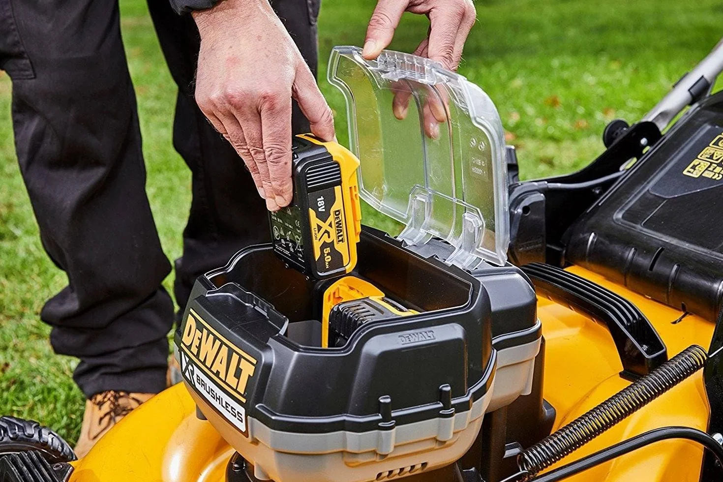 DEWALT - XR bezszczotkowa kosiarka 18V 5Ah Li-Ion - DCMW564P2-QW - akumulatorowa kosiarka do trawy z 2 akumulatorami, ładowarką i torbą na pickup 55 l - szerokość cięcia 48cm - koszenie do 800m2-36V