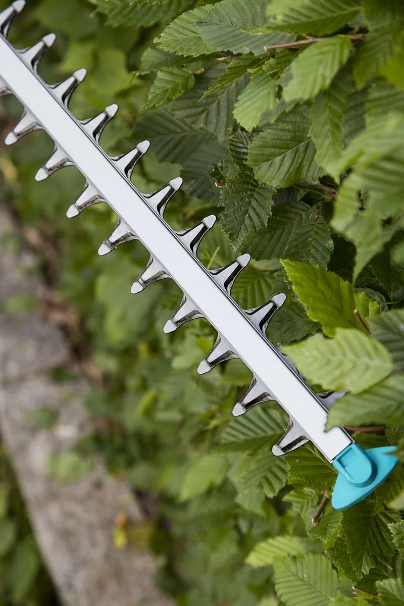 Gardena elektryczne nożyce do żywopłotów ComfortCut 600/55: elektryczne, silnik 600 W, dł. noża 55 cm, rozwarcie noża 27 mm, ergonomiczny uchwyt i ogranicznik cięcia (9834-20)