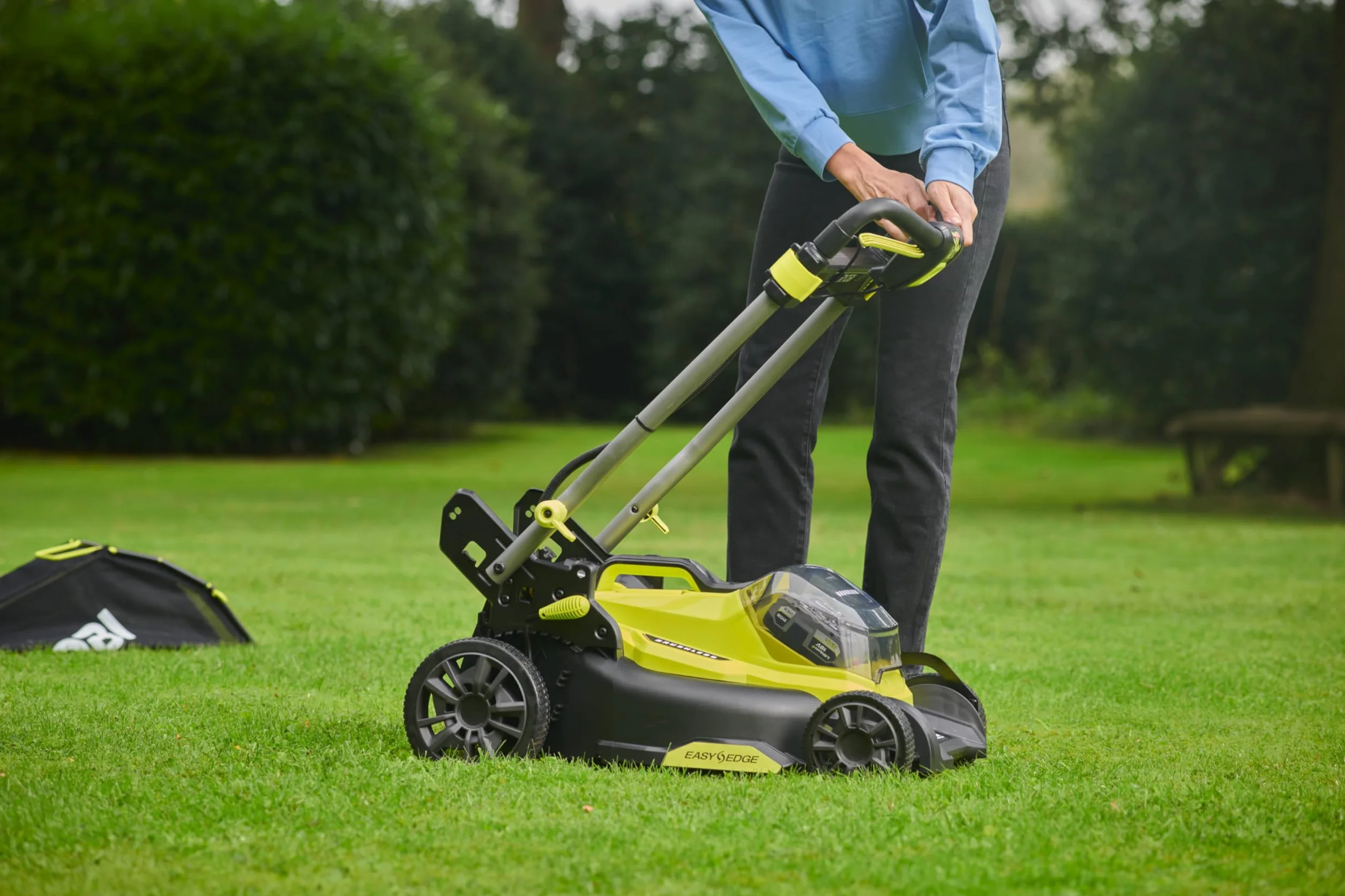 RYOBI 18 V ONE + bezszczotkowa kosiarka akumulatorowa RY18LMX40C-240 (szerokość cięcia 40 cm, 7-stopniowa regulacja wysokości 25-75 mm, powierzchnie do 600 m², regulowany uchwyt z klinem do
