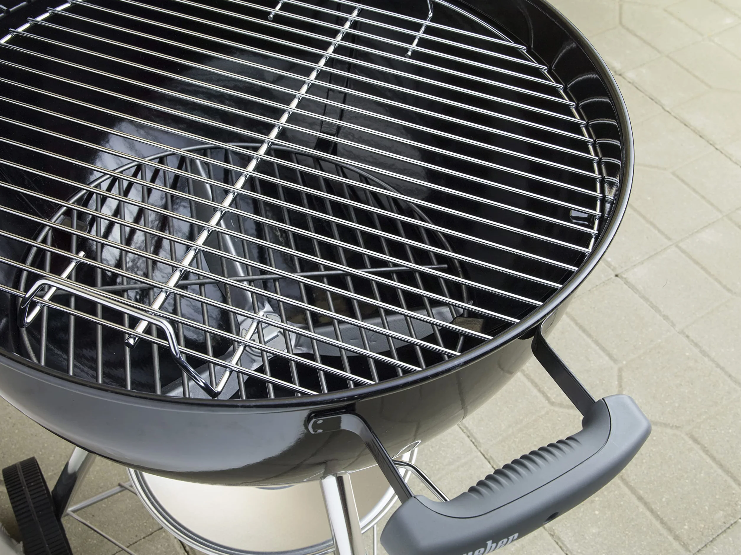 Weber Grill Węglowy Weber Original Kettle, Pokrywa i Misa Pokryte Emalią Porcelanową, Powierzchnia Grillowania 47cm, System Czyszczenia One-Touch, Termometr w Pokrywie, Stojak Trójnożny, Kółka, Czarny
