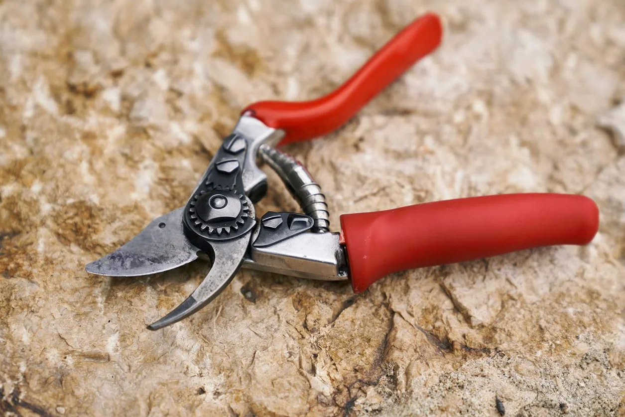 FELCO 15 sekator bypass praworęczny, obrotowa rękojeść, mała dłoń, ostrze 40 mm stal hartowana, cięcie 18 mm, kompaktowe narzędzie szwajcarskie