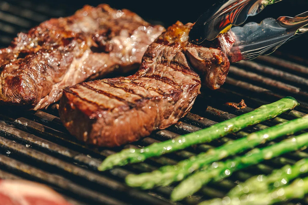 Grill premium – palenisko – kominek tarasowy – przenośny, ze zdejmowanym rusztem, kratką iskrową i pogrzebaczem, kwadratowy – 52 x 30 cm
