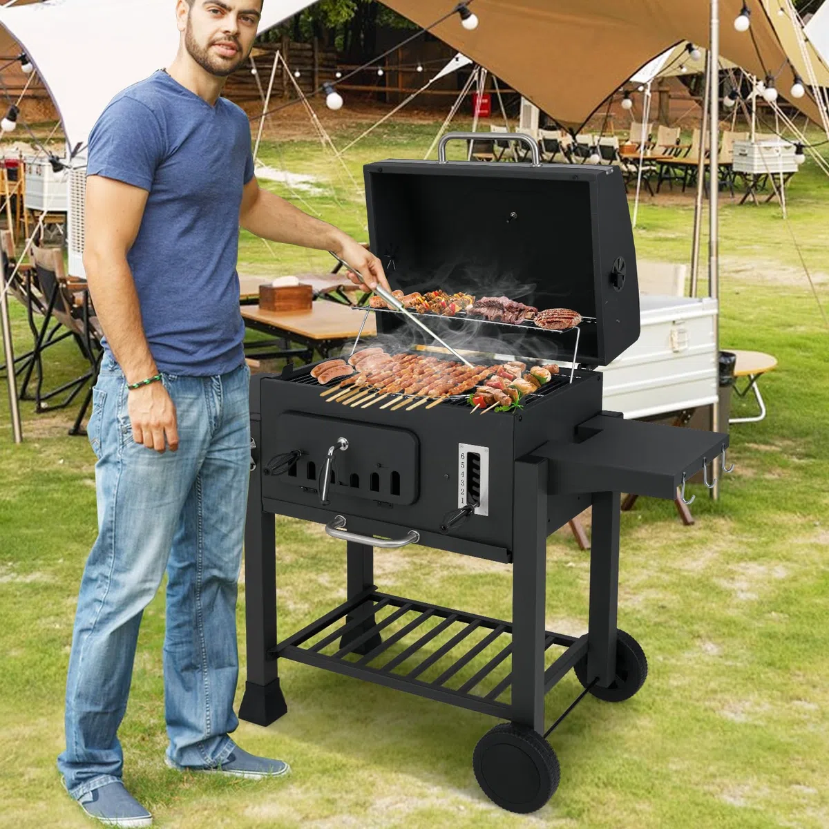 GOPLUS Grill na węgiel drzewny, grill węglowy z kółkami, uchwyty, ruszt do grillowania, blacha do pieczenia i 6-stopniowa regulacja misy na węgiel, wózek z metalu, grill stojący z pokrywką, grill
