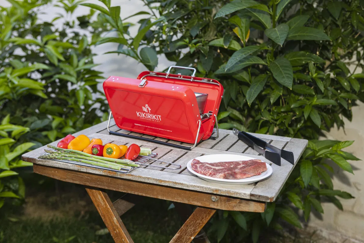 KIKIRIKIT - Grill na węgiel drzewny - Przenośny grill z akcesoriami - Zestaw do grillowania - Akcesoria Camper - Oryginalny prezent - Prezenty dla rodziców (czerwony, Super Kit)