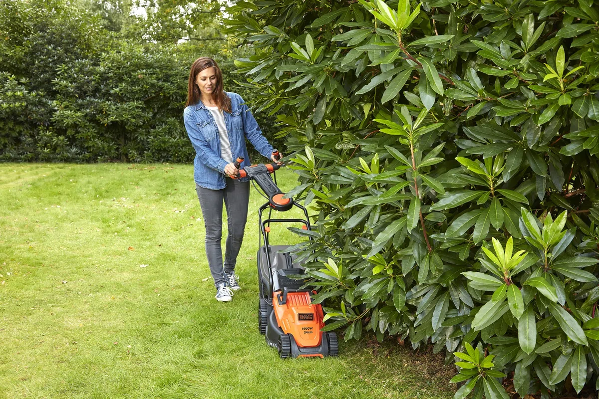 BLACK+DECKER Kosiarka przewodowa 1400W, elektryczna kosiarka 34 cm, 6 regulowanych wysokości 20, 30, 40, 50, 60 i 70 mm, kosiarka z 3-pozycyjnym uchwytem EASYSTEER BEMW461ES-QS