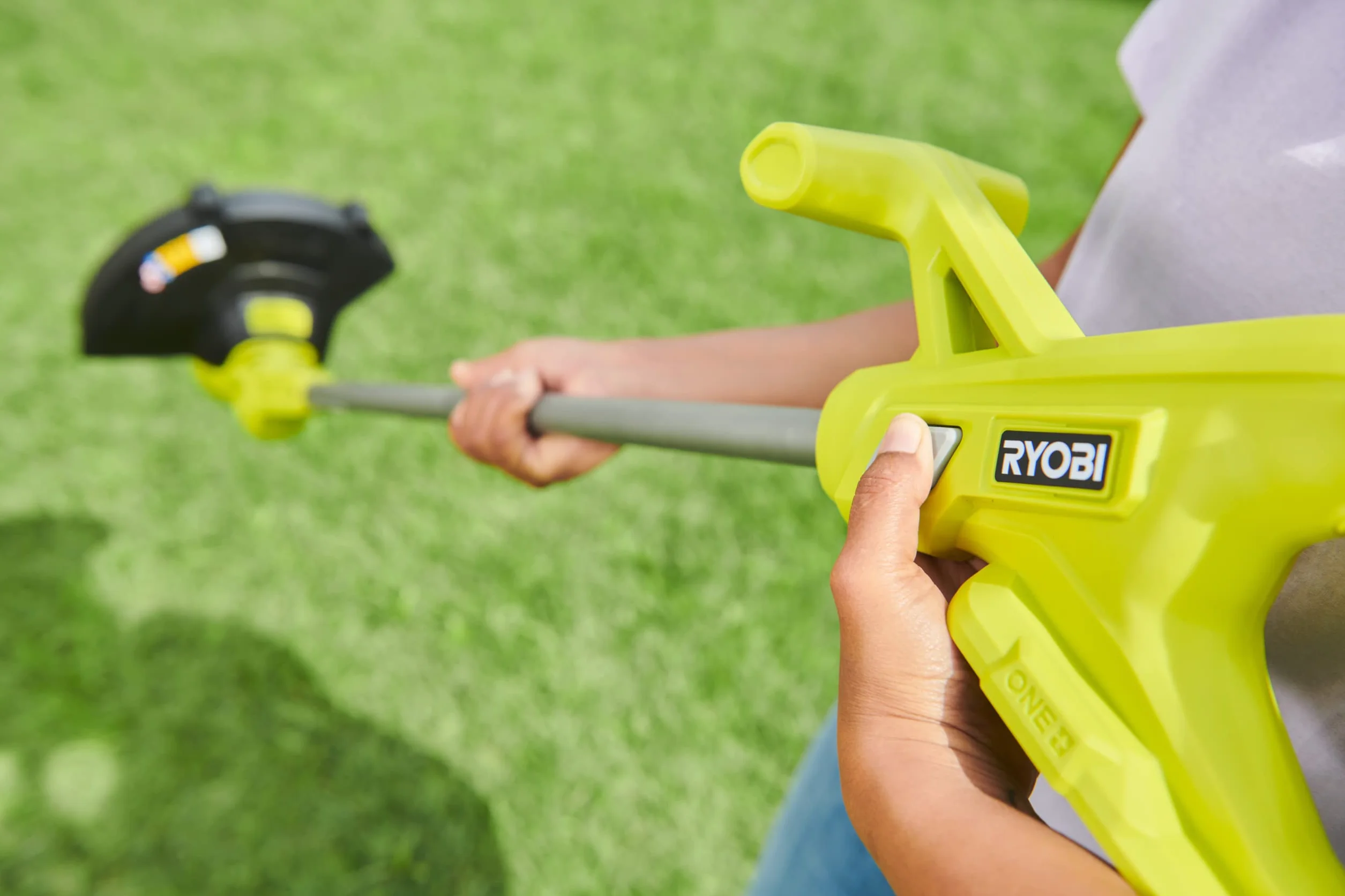 RYOBI 18 V ONE + akumulatorowa podkaszarka do trawy RY18LT23A-120P, szerokość cięcia 23 cm z nożem z tworzywa sztucznego, w zestawie 1 x 18 V 2,0 Ah akumulator litowy i ładowarka