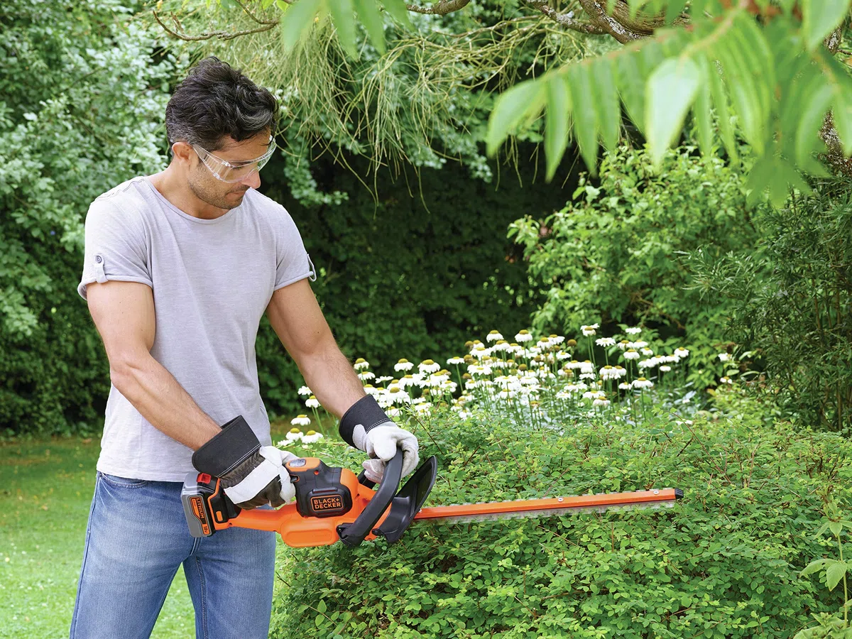 Black+Decker GTC18504PC akumulatorowe nożyce do żywopłotu (18 V, 4,0 Ah, funkcja zapobiegająca blokowaniu, długość miecza 50 cm, grubość cięcia 18 mm, do średnich żywopłotów)