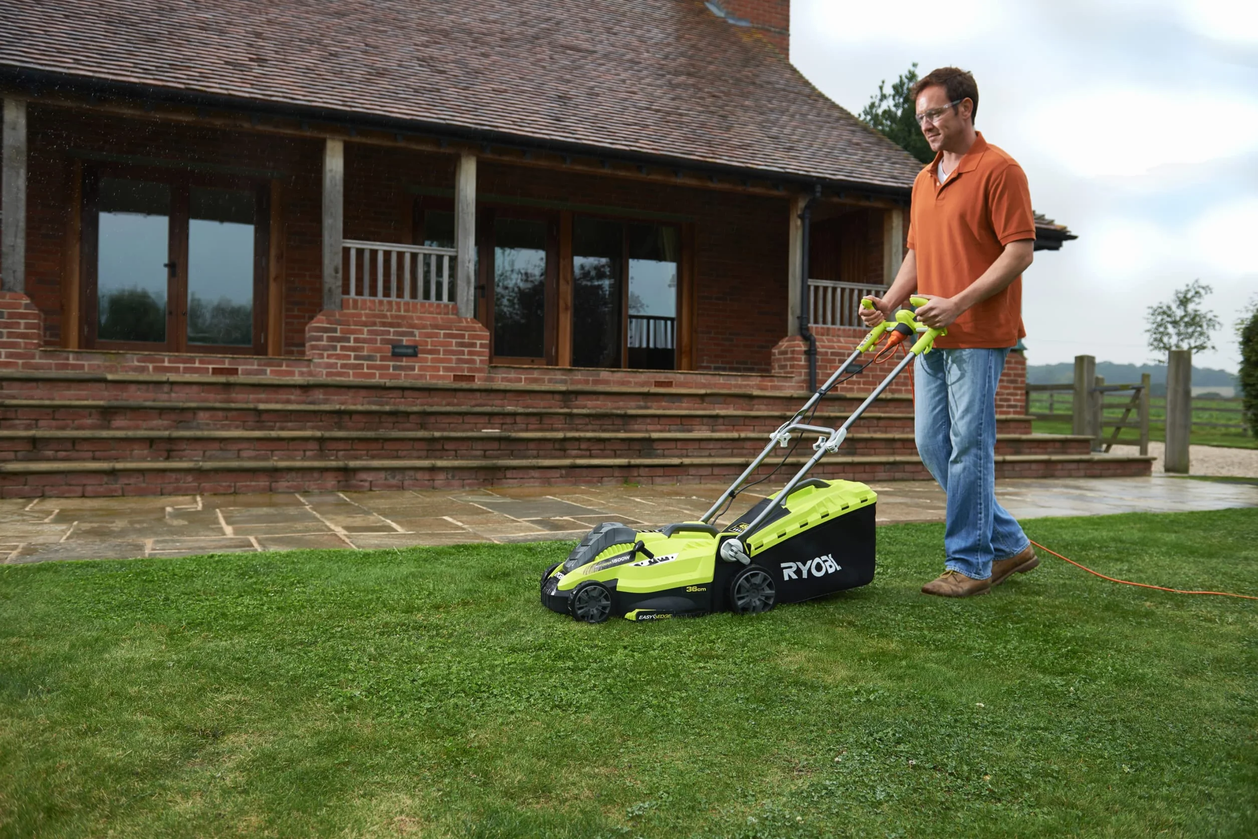 Ryobi RLM15E36H Kosiarka Sieciowa, Moc Silnika 1500W, Szerokość Koszenia 36 cm, Funkcja Mulczowania, Regulacja Wysokości Koszenia, Kosz 45 L