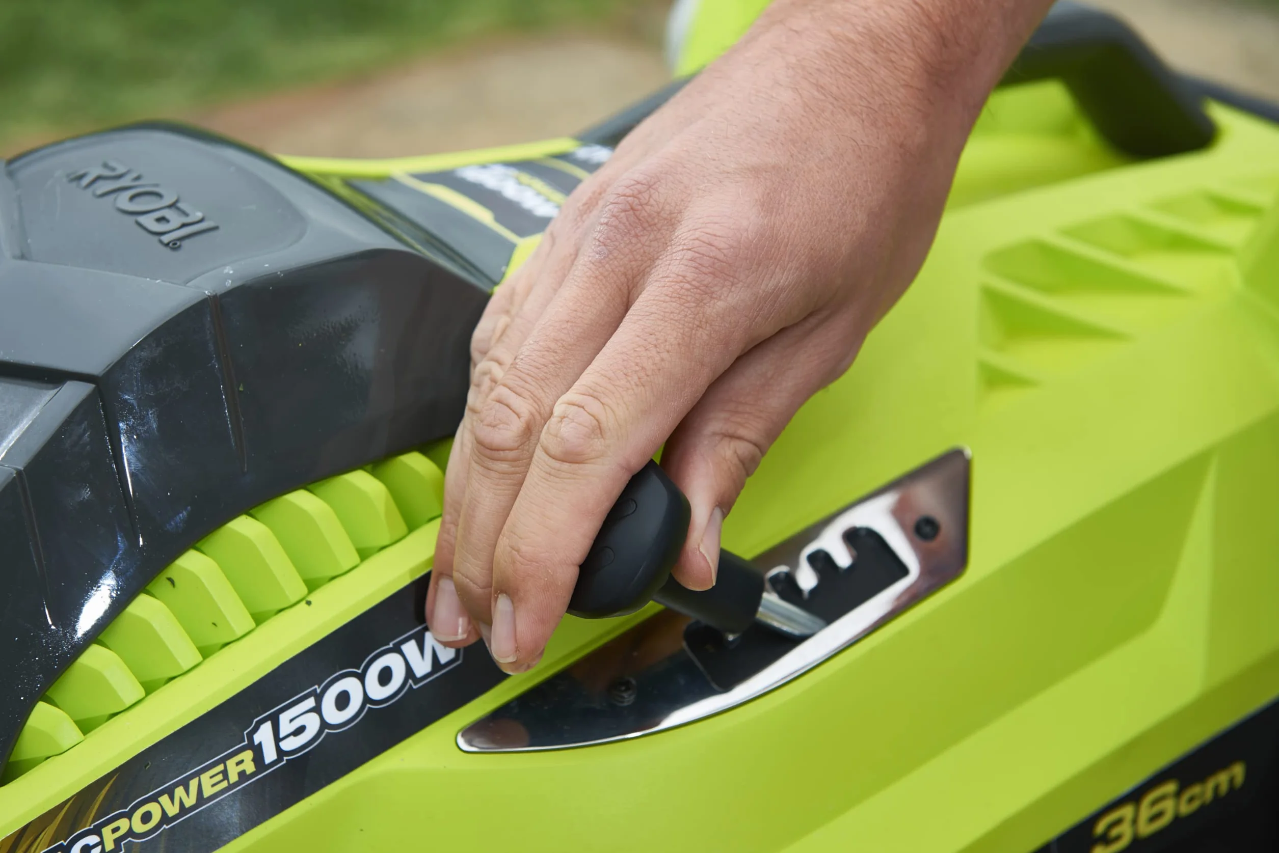 Ryobi RLM15E36H Kosiarka Sieciowa, Moc Silnika 1500W, Szerokość Koszenia 36 cm, Funkcja Mulczowania, Regulacja Wysokości Koszenia, Kosz 45 L