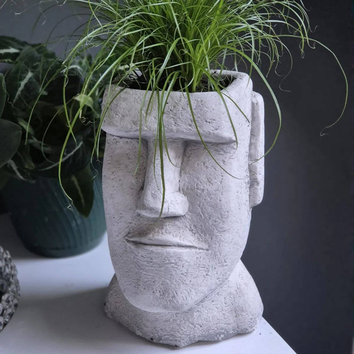 FABRIQ Moai figurka dekoracyjna do ogrodu, sztuczny kamień z doniczką, wysokość 26 cm, 6 kg, ręcznie malowana statuetka wysp wielkanocnych
