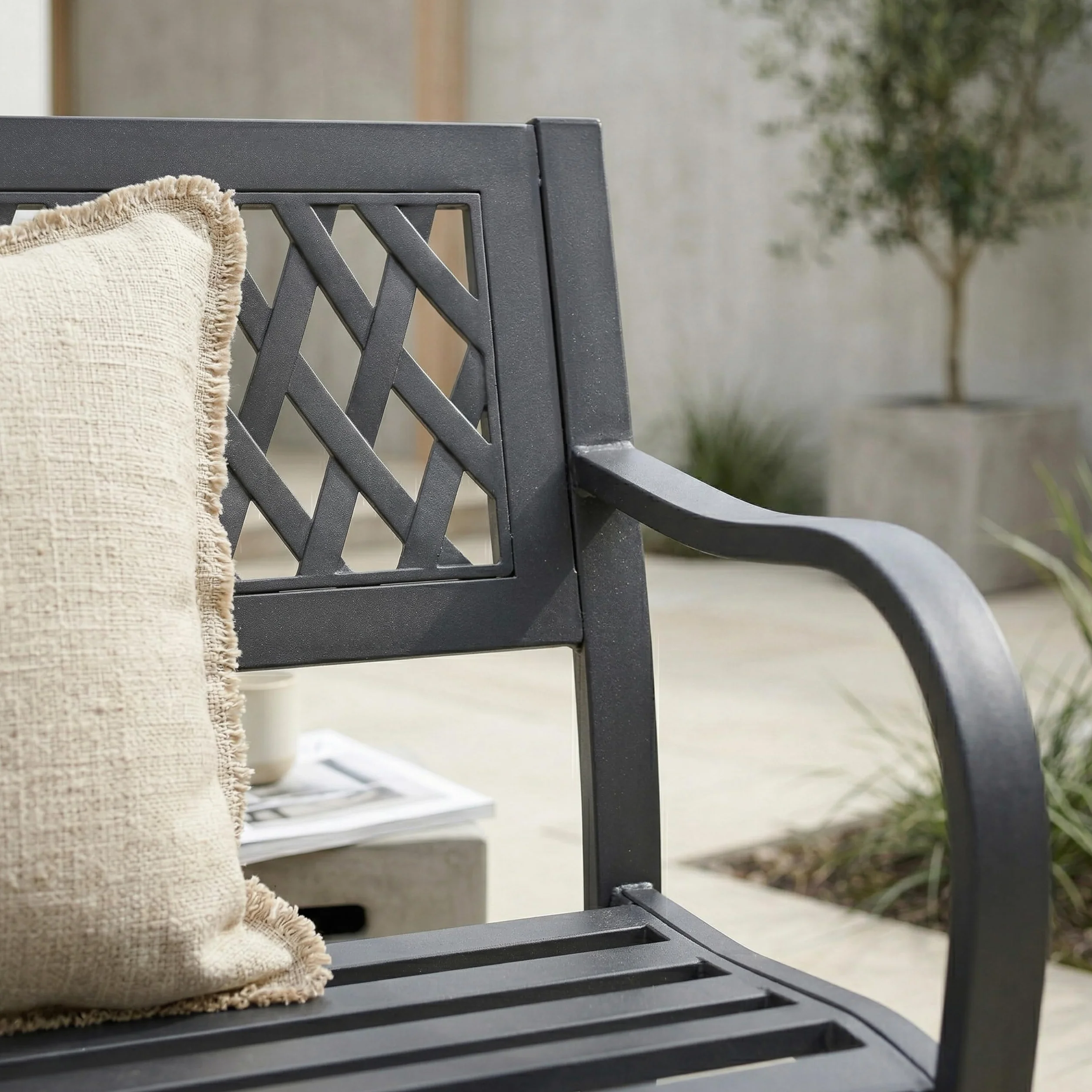 Home Discount Ogrodowa stalowa ławka ogrodowa Vida, design w stylu kraty, 3-osobowa meble ogrodowe, do siedzenia, parku, siedzenia na patio