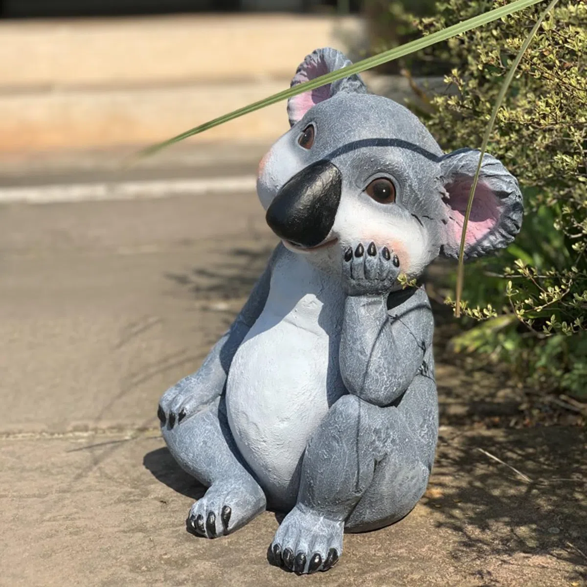 Figurka zwierzęcia ogrodowego, urocza figurka myślenia koala, zewnętrzna rzeźba z żywicy poliestrowej do dekoracji trawnika i podwórka