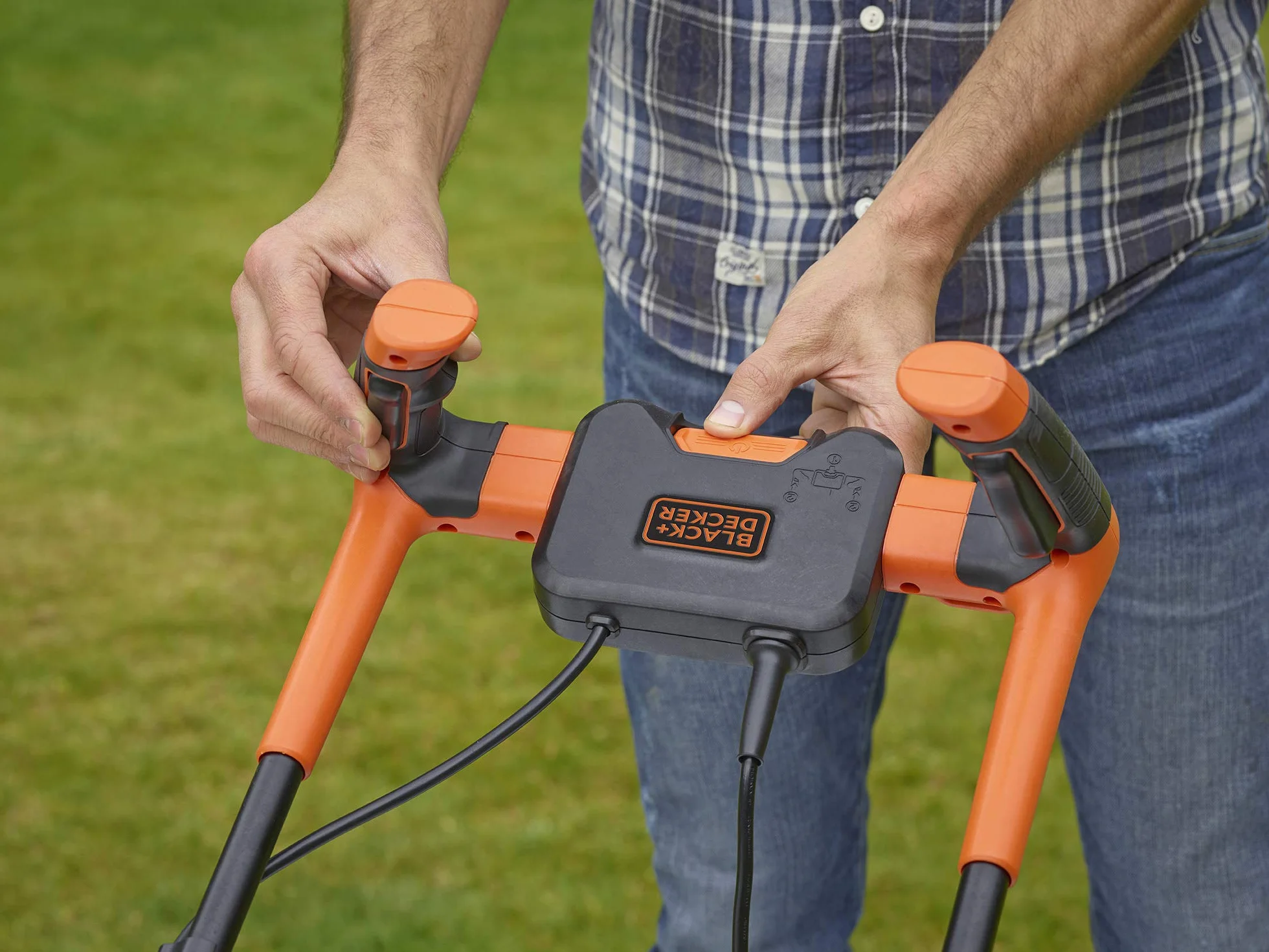 BLACK+DECKER Kosiarka przewodowa 1600 W, elektryczna kosiarka do trawy 38 cm, 6 regulowanych wysokości 20, 30, 40, 50, 60 i 70 mm, kosiarka z uchwytem Bike, BEMW471BH-QS pomarańczowa
