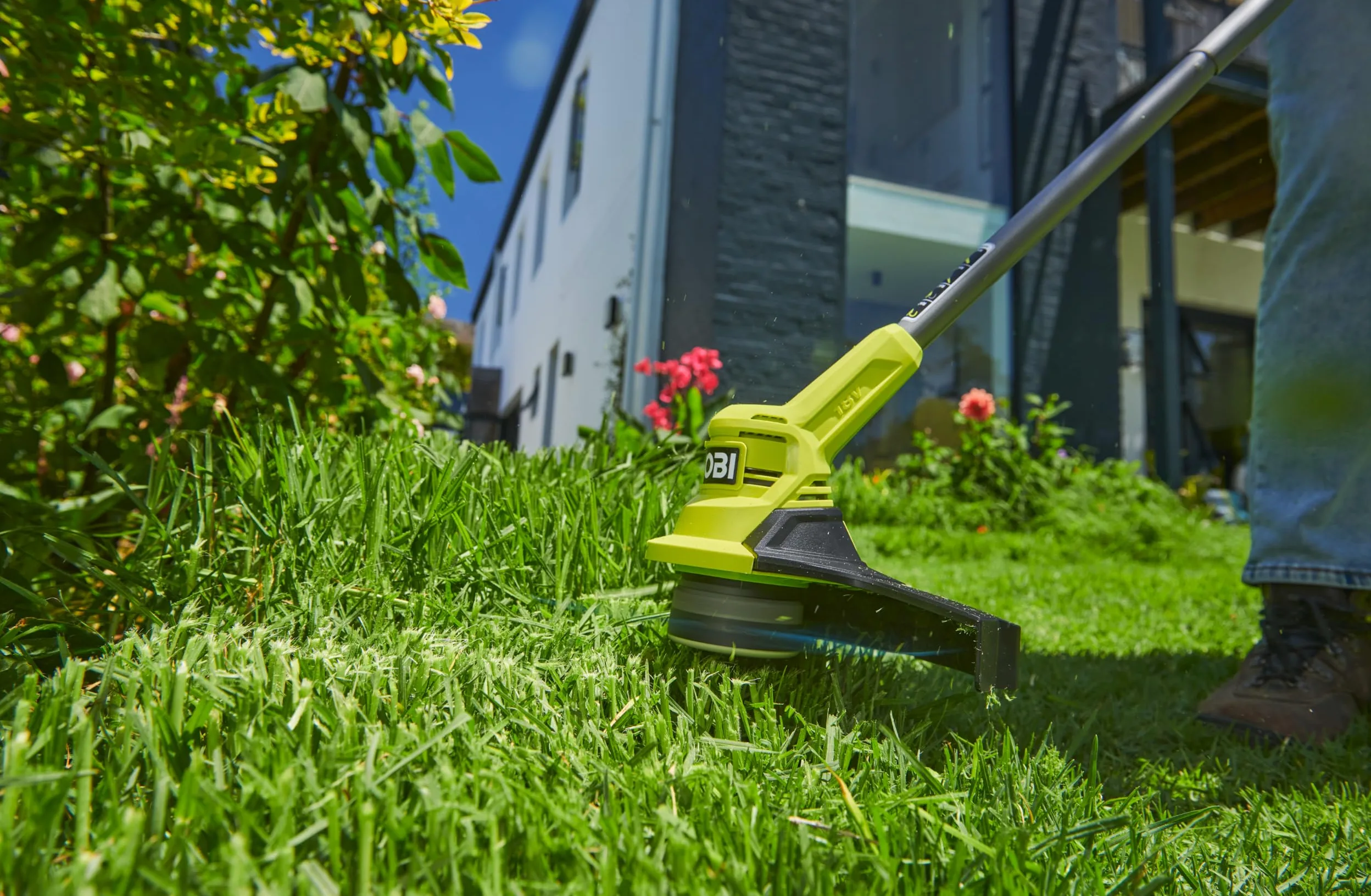 RYOBI 18 V ONE + akumulatorowa podkaszarka do trawy RY18LT23A-120P, szerokość cięcia 23 cm z nożem z tworzywa sztucznego, w zestawie 1 x 18 V 2,0 Ah akumulator litowy i ładowarka