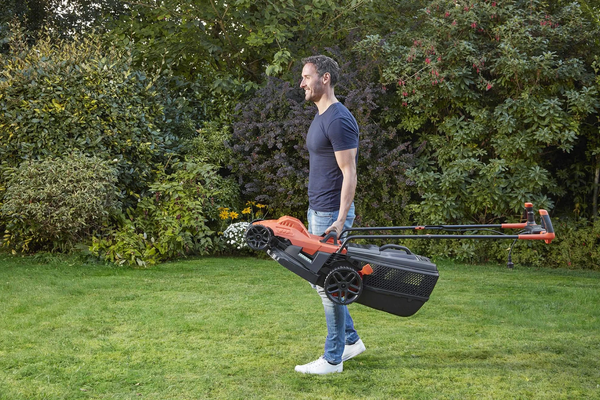 BLACK+DECKER Kosiarka przewodowa 1600 W, elektryczna kosiarka do trawy 38 cm, 6 regulowanych wysokości 20, 30, 40, 50, 60 i 70 mm, kosiarka z uchwytem Bike, BEMW471BH-QS pomarańczowa