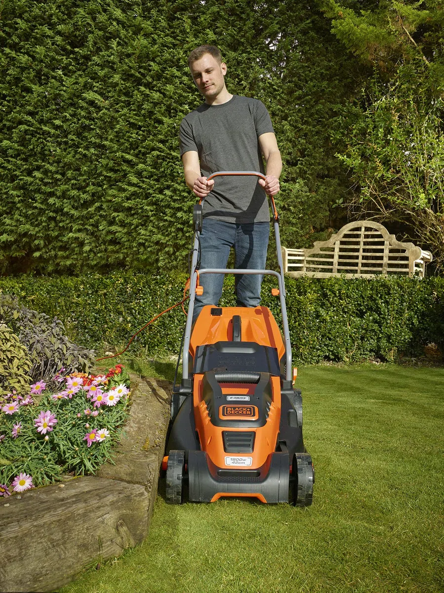 Black+Decker 1800 W Edge-Max EMAX42 elektryczna kosiarka do trawy, szerokość cięcia 42 cm, technologia E-Drive i funkcja Compact & Go, czarno-pomarańczowa