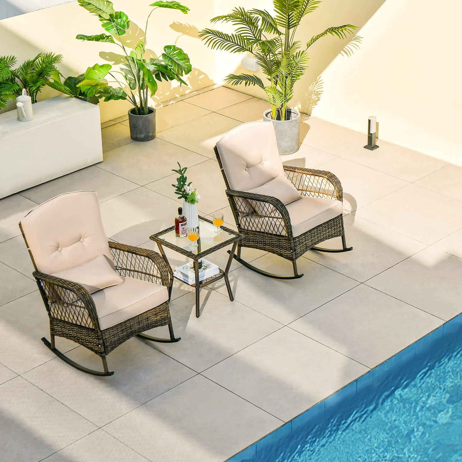 GIANTEX Zestaw mebli balkonowych z krzesłami bujanymi, 3-częściowy. rattanowe meble ogrodowe, zestaw 2 krzeseł bujanych ze stołem, meble tarasowe, zestaw mebli do użytku na zewnątrz, z poduszkami,