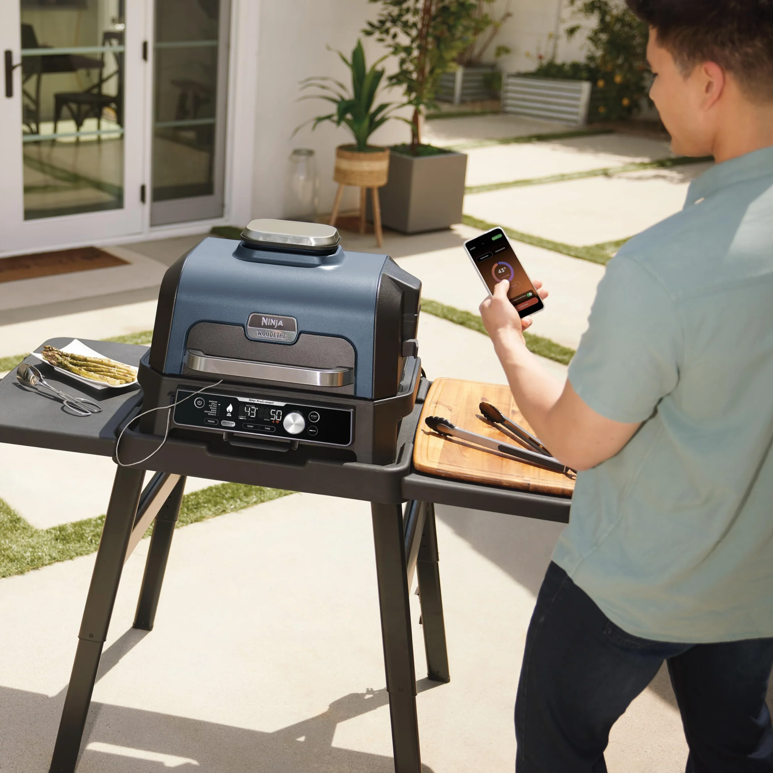 Ninja Woodfire Pro Connect XL Grill elektryczny, wędzarnia i frytkownica 7 w 1, sterowany za pomocą aplikacji, termometr cyfrowy z sondą, opalany pelletem drzewnym, wodoodporny, czarny, OG901EU