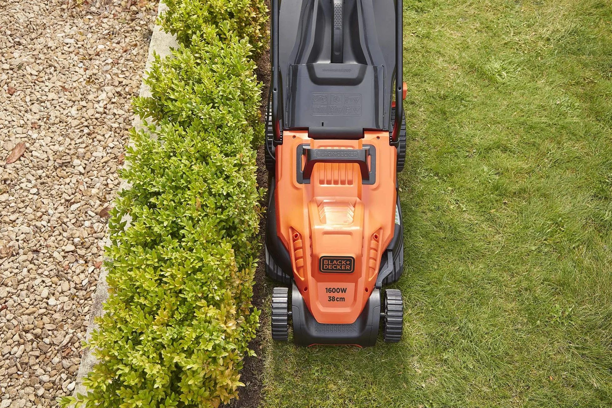 BLACK+DECKER Kosiarka przewodowa 1600 W, elektryczna kosiarka do trawy 38 cm, 6 regulowanych wysokości 20, 30, 40, 50, 60 i 70 mm, kosiarka z uchwytem Bike, BEMW471BH-QS pomarańczowa
