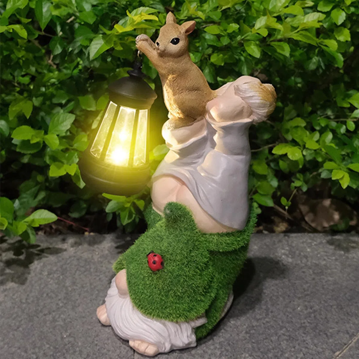 Krasnale Ogrodowe Dekoracje Zabawna Żywiczna Figurka Z Lampką Solarną, | Ozdoba krasnal ogrodowy z wiewiórką niosącą lampion na trawnik ganek kwietnik podwórko balkon taras