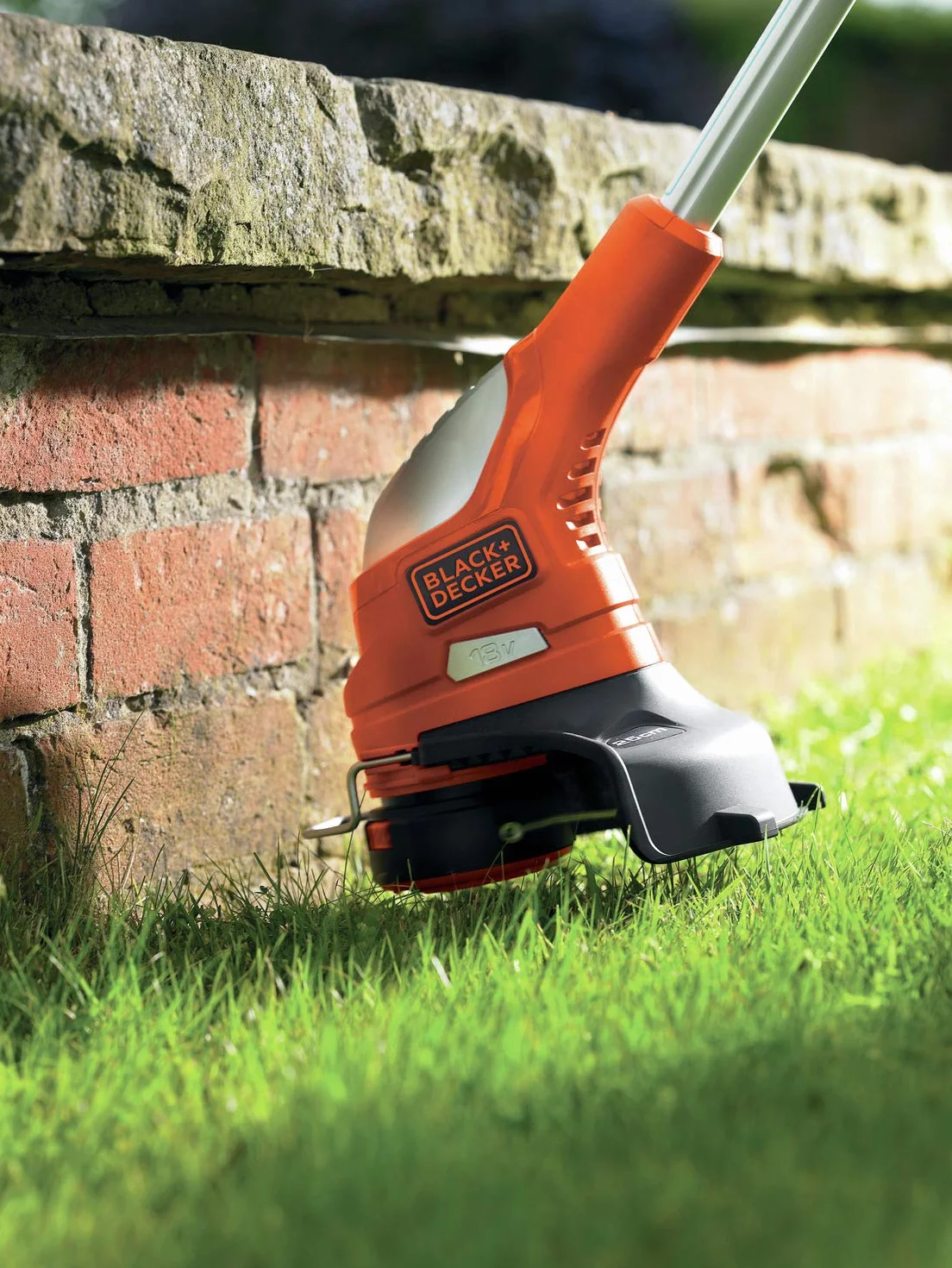 BLACK+DECKER GLC1823L20 podkaszarka do trawy z akumulatorem i ładowarką (akumulator litowo-jonowy 18 V, 2,0 Ah, szerokość cięcia 23 cm, uchwyt dwuuchwytowy, E-Drive, uchwyt teleskopowy)