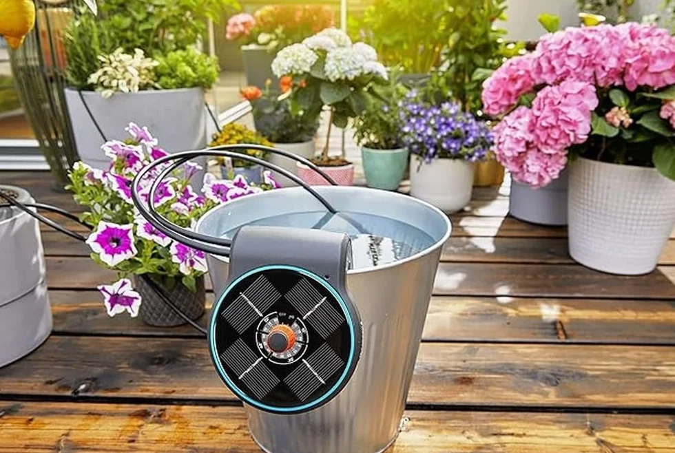 Gardena zestaw AquaBloom do nawadniania z wykorzystaniem energii słonecznej: zasilany energią słoneczną zestaw do nawadn. roślin na balkonie i w donicach, do 4 m wysokości, przez cały sezon (13300-20)