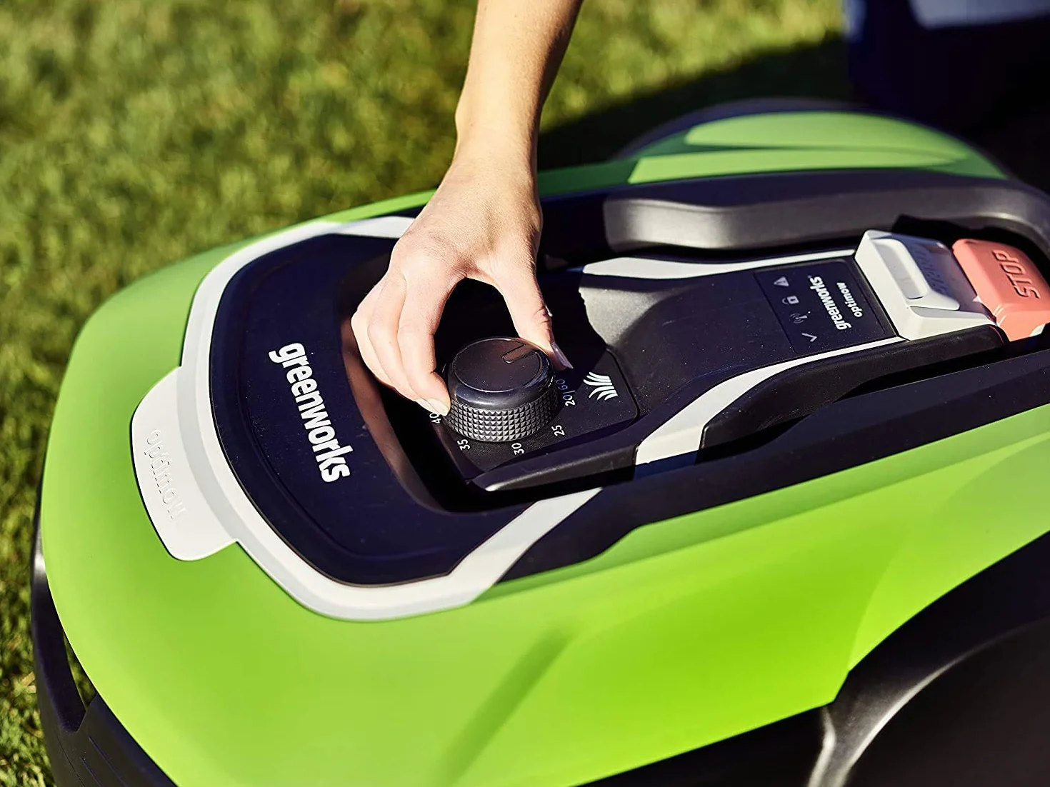 Greenworks Optimow 10 Robot Koszący Trawniki do 1000 m2 z 35% Nachyleniem, Cichy, Kontrola 4G, Łatwa Konfiguracja, Bezpieczeństwo, Ochrona przed Kradzieżą, 3 Lata Gwarancji