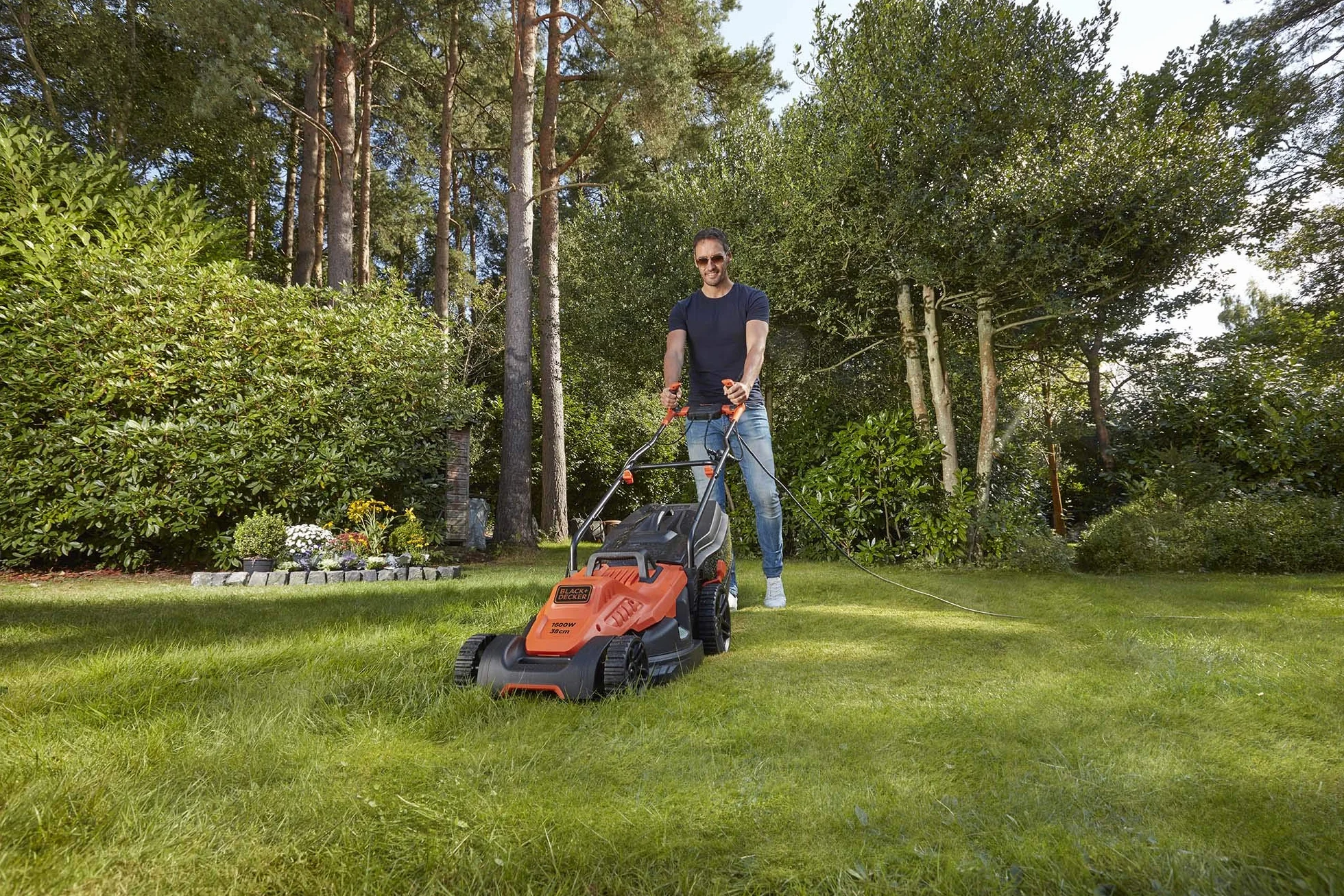 BLACK+DECKER Kosiarka przewodowa 1600 W, elektryczna kosiarka do trawy 38 cm, 6 regulowanych wysokości 20, 30, 40, 50, 60 i 70 mm, kosiarka z uchwytem Bike, BEMW471BH-QS pomarańczowa